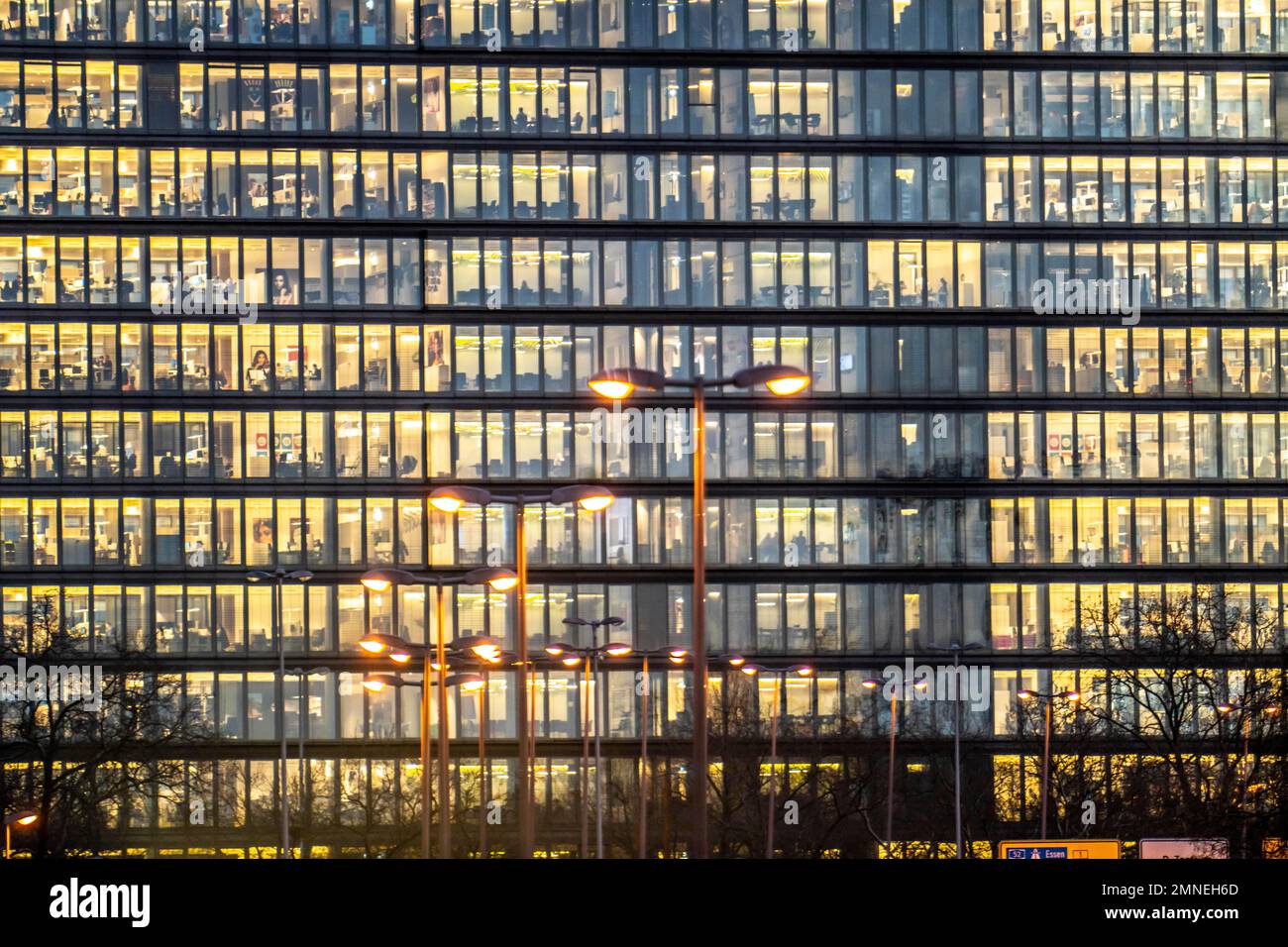 Düsseldorf, torre dell'ufficio, sera, illuminata, NRW, Germania, Foto Stock