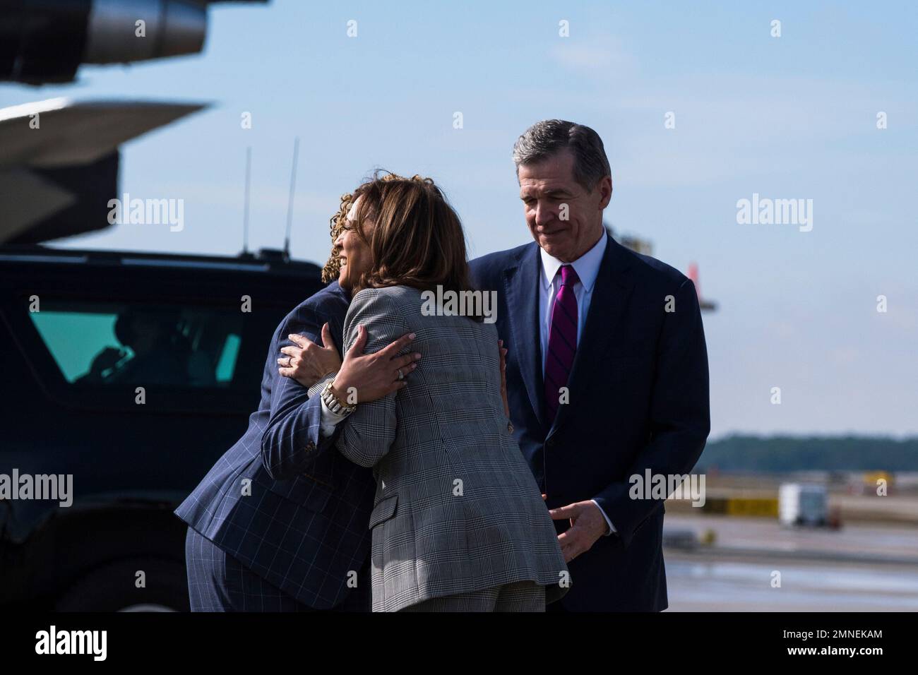 Elaine o'Neal, sindaco di Durham, North Carolina, e governatore Roy Cooper salutano il vicepresidente americano Kamala Harris mentre arriva all'aeroporto internazionale di Raleigh-Durham a Morrisville, North Carolina, Stati Uniti, lunedì 30th gennaio. 2023. Harris parlerà dell'impegno dell'amministrazione nei confronti delle piccole imprese presso il Duke Energy Center for Performing Arts di Raleigh, North Carolina. Credito: Cornell Watson/Pool tramite CNP Foto Stock