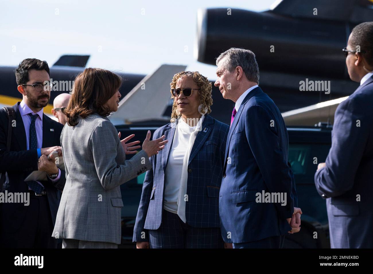 Elaine o'Neal, sindaco di Durham, North Carolina, e governatore Roy Cooper salutano il vicepresidente americano Kamala Harris mentre arriva all'aeroporto internazionale di Raleigh-Durham a Morrisville, North Carolina, Stati Uniti, lunedì 30th gennaio. 2023. Harris parlerà dell'impegno dell'amministrazione nei confronti delle piccole imprese presso il Duke Energy Center for Performing Arts di Raleigh, North Carolina. Credito: Cornell Watson/Pool tramite CNP Foto Stock