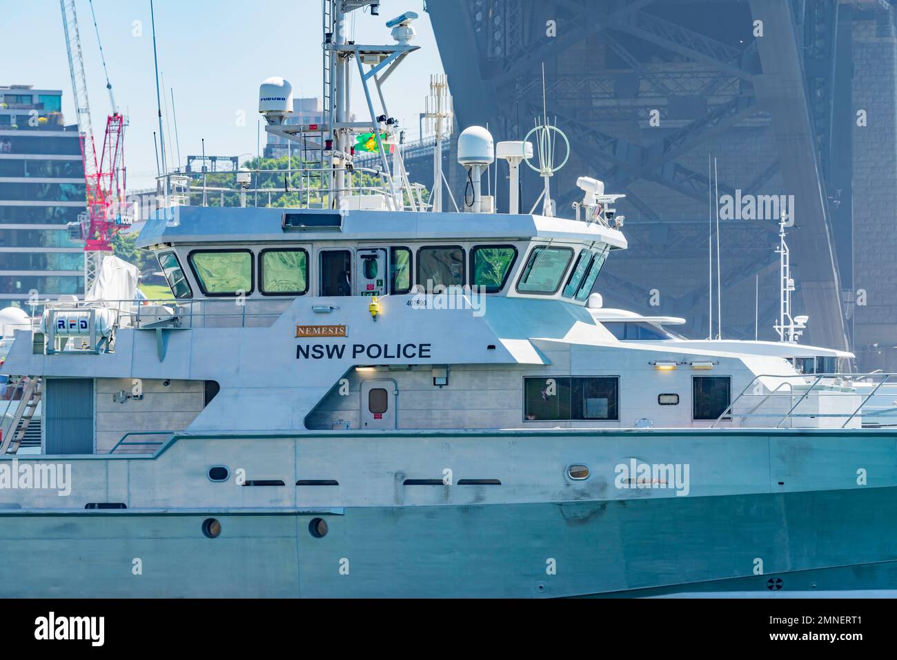 La OPV Nemesis NSW Police pattugliamento a Sydney Harbour durante le celebrazioni dell'Australia Day il 26th gennaio 2023 Foto Stock