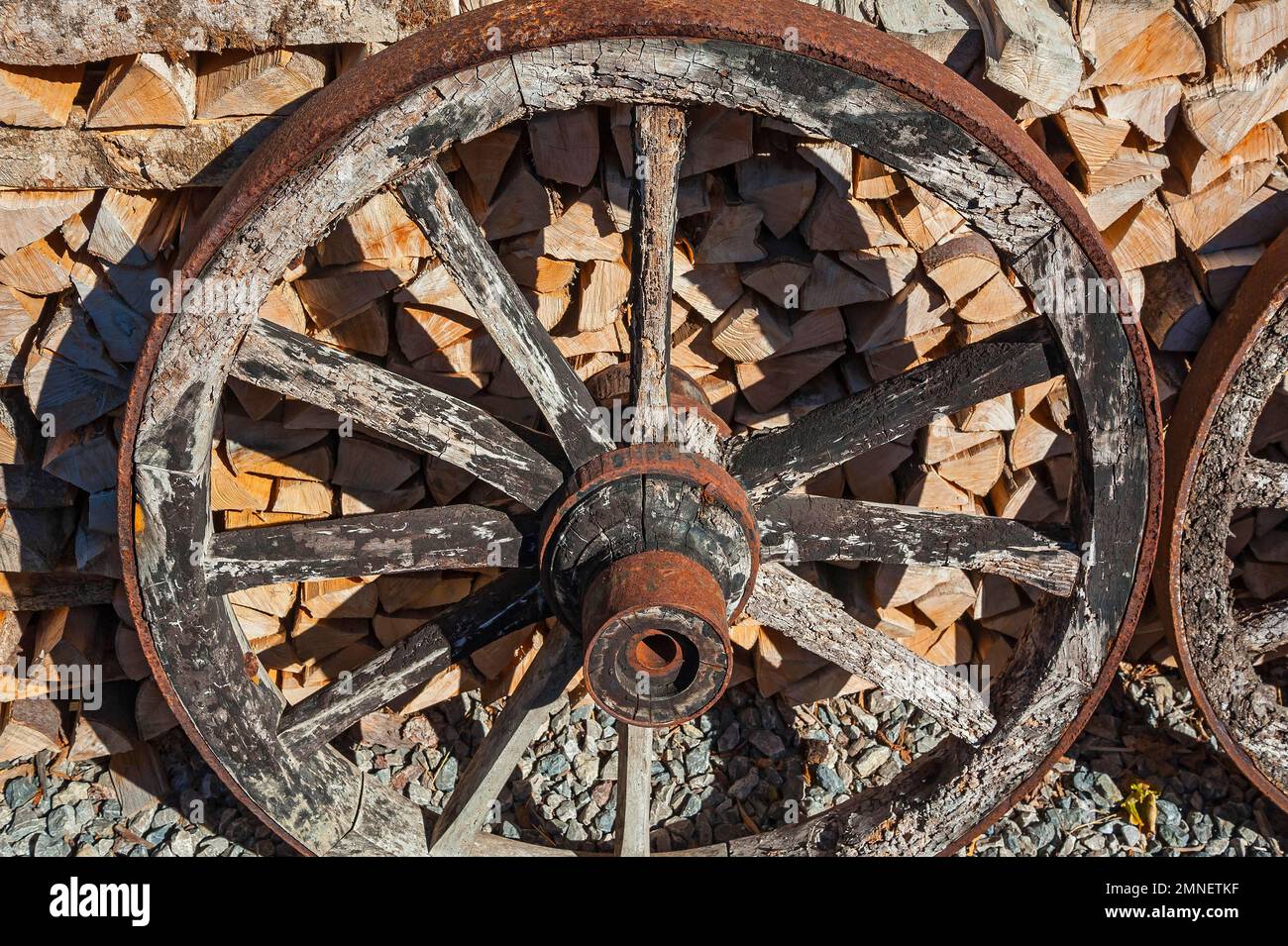 Vecchia ruota di carro arrugginita a Wegscheid vicino a Lengries, Baviera, Germania Foto Stock