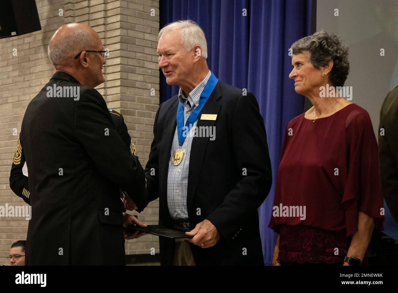 Presidente del Consiglio di Memorializzazione, Gen. Maggiore (Ret.) David Elicerio si congratula con il Lt. Col. (Ret.) John F. Ebert durante la cerimonia di investitura della Corte d'onore al Centro ricreativo di John W. Vessey, vicino a Camp Ripley, 2 ottobre 2022, a Little Falls, Minnesota. Ebert commissionò l'incarico di ingegnere ufficiale nel 1968 e fu onorevolmente dimesso nel 1970. Ebert è entrato a far parte della Guardia Nazionale del Minnesota nel 1978 e ha lavorato a tempo pieno a Camp Ripley nella prima posizione di programma ambientale dell’impianto. (Foto della Guardia Nazionale del Minnesota del personale Sgt. Mahsima Alkamooneh) Foto Stock
