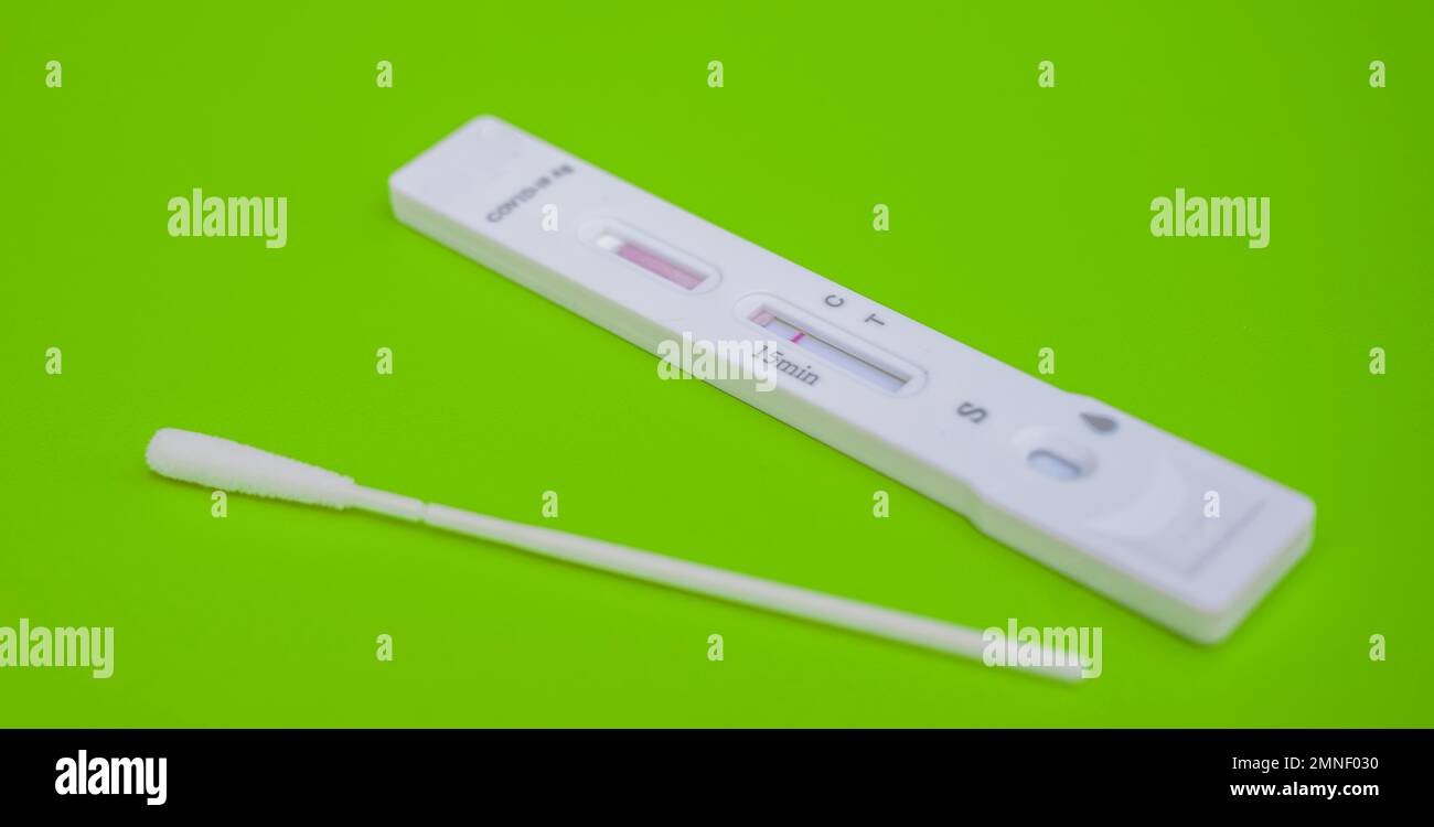 Cassetta per analisi e tampone, kit per analisi dell'antigene Covid-19, risultato negativo del test, autotest, Sars-COV-2, Corona virus, pandemia, sfondo verde Foto Stock