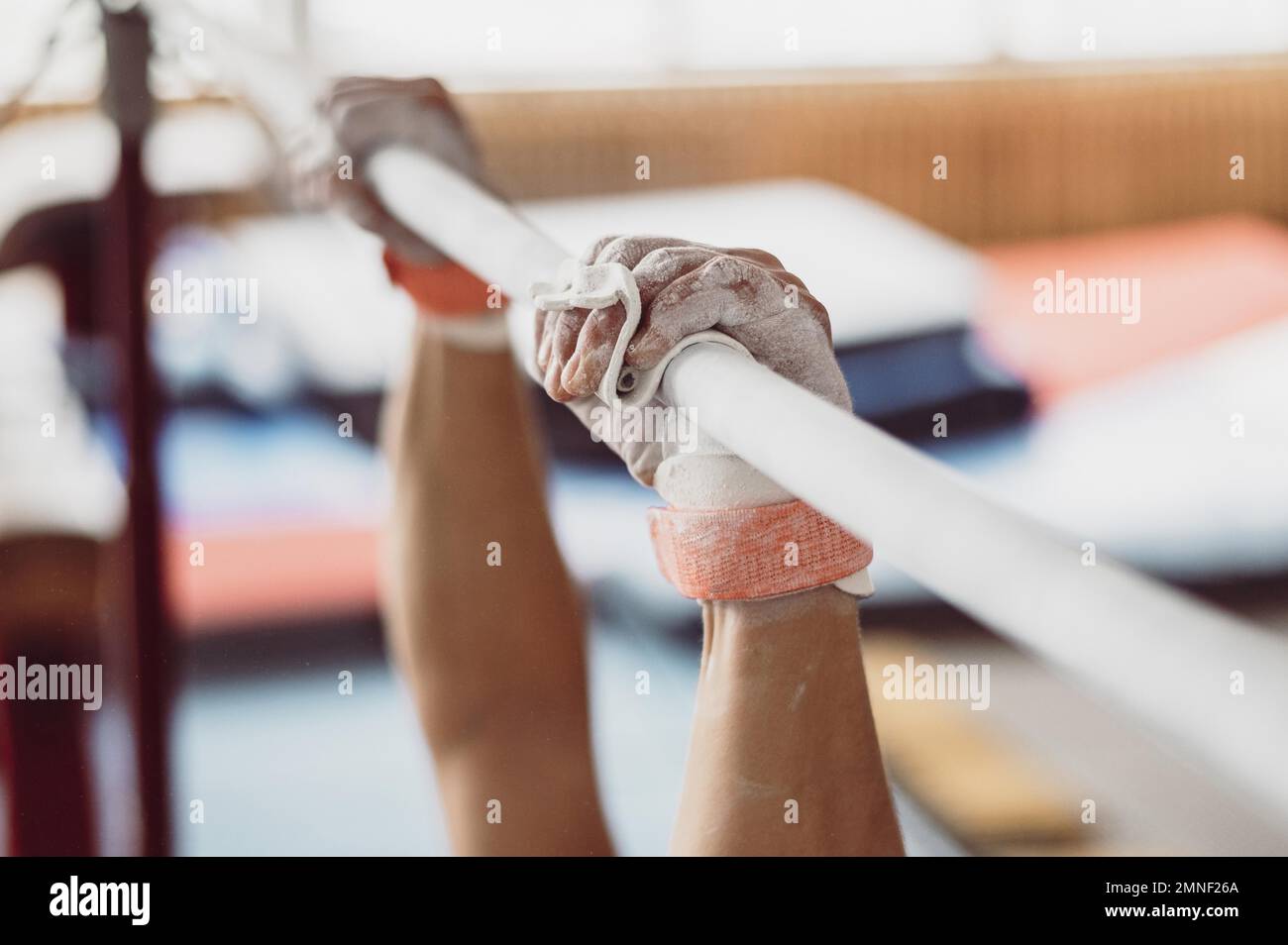 uomo allenato con barre parallele. Risoluzione e foto di alta qualità Foto Stock