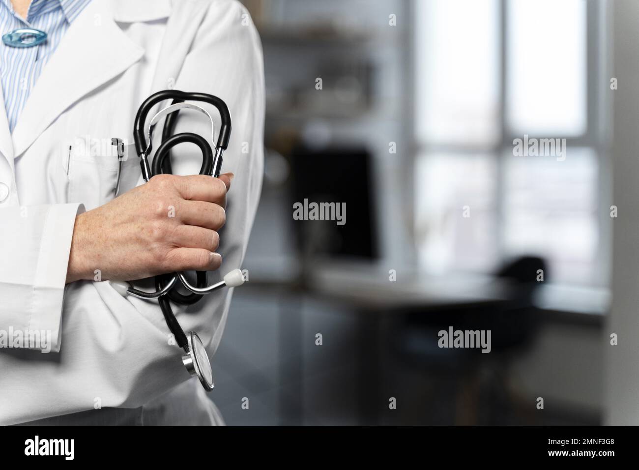 vista frontale dottore in stetoscopio con spazio di copia. Risoluzione e foto di alta qualità Foto Stock