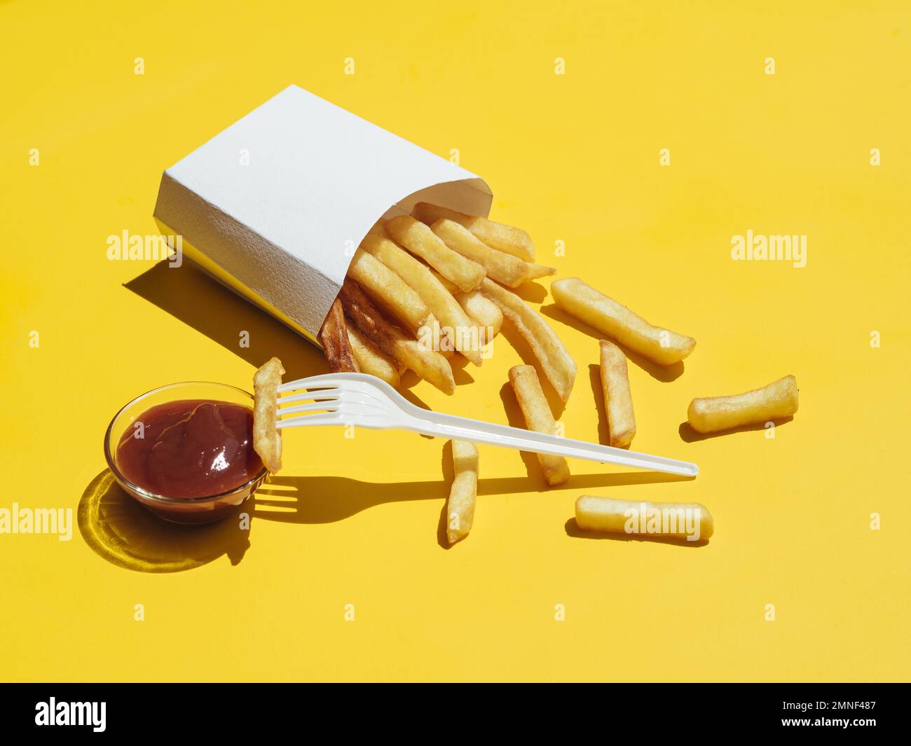 patatine fritte con forchetta in plastica per ketchup. Risoluzione e foto di alta qualità Foto Stock