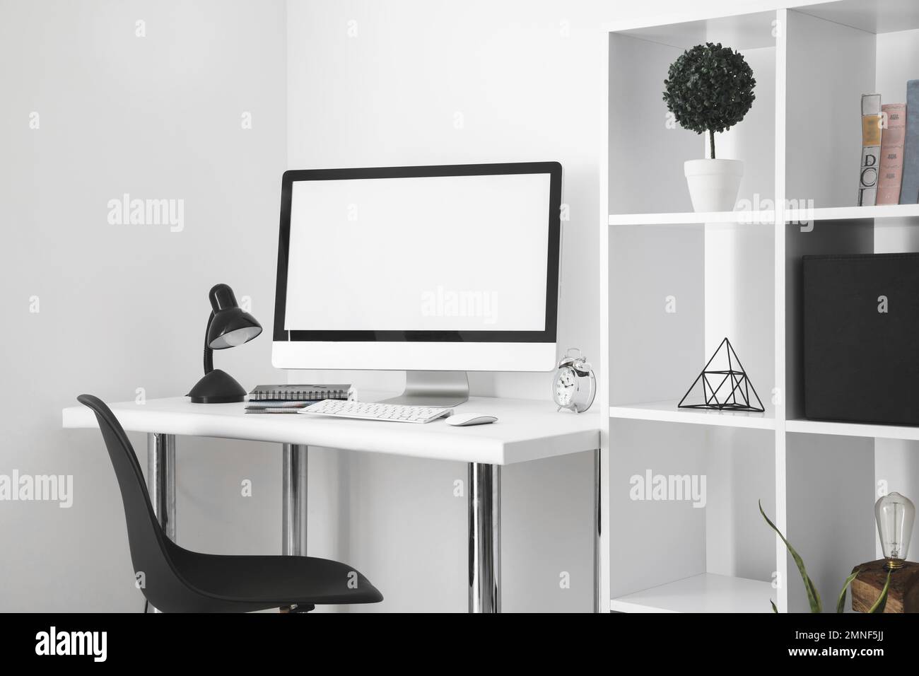 scrivania da ufficio con sedia da scrivania con schermo per computer. Risoluzione e foto di alta qualità Foto Stock