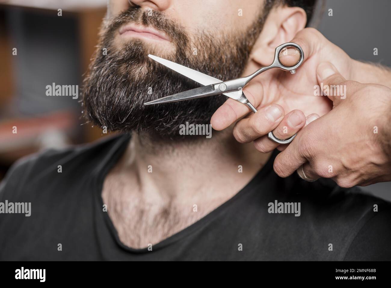taglio a mano della barba dell'uomo con le forbici. Risoluzione e foto di  alta qualità Foto stock - Alamy