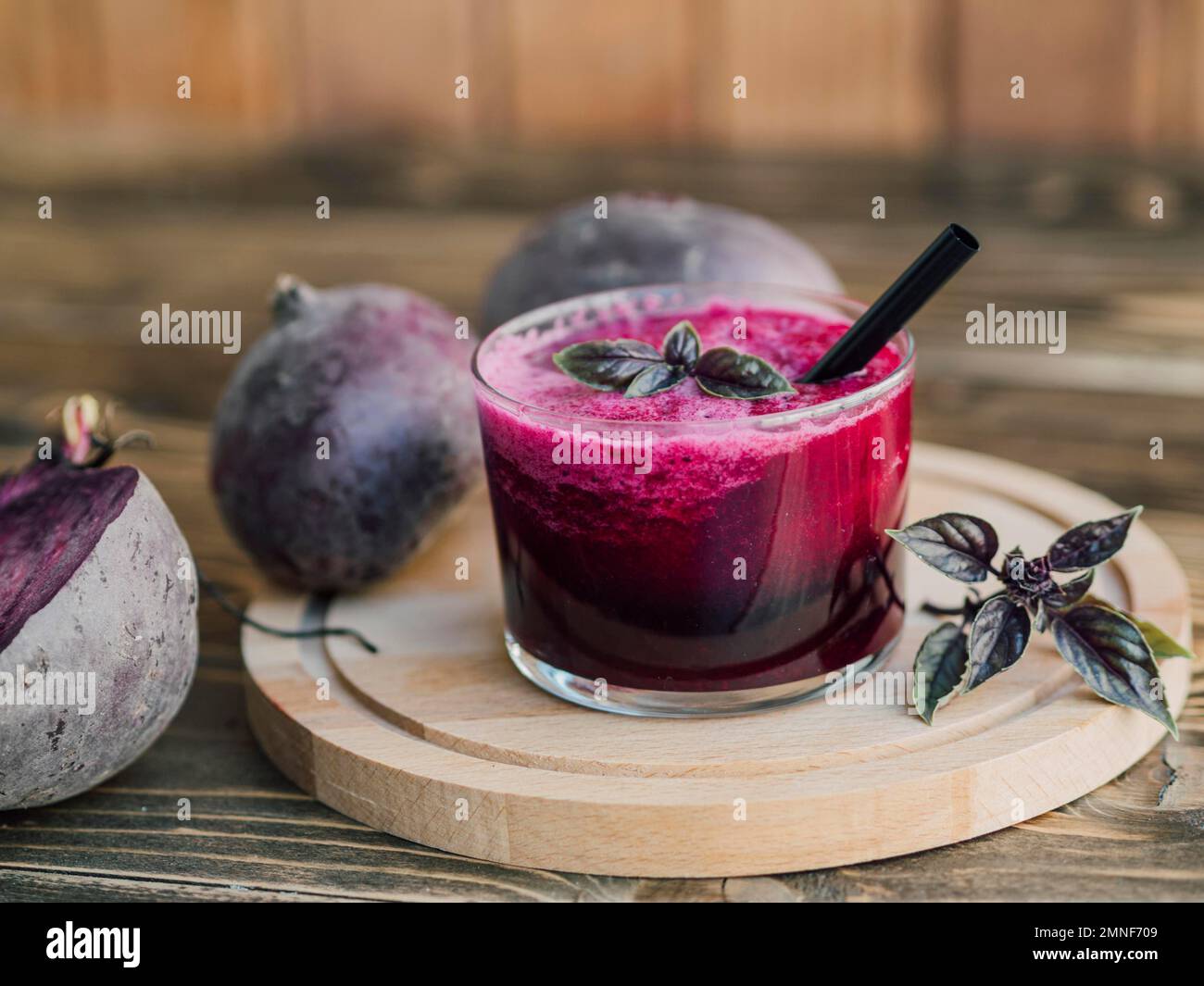 vassoio in legno con succo di barbabietola in vetro. Foto ad alta risoluzione Foto Stock