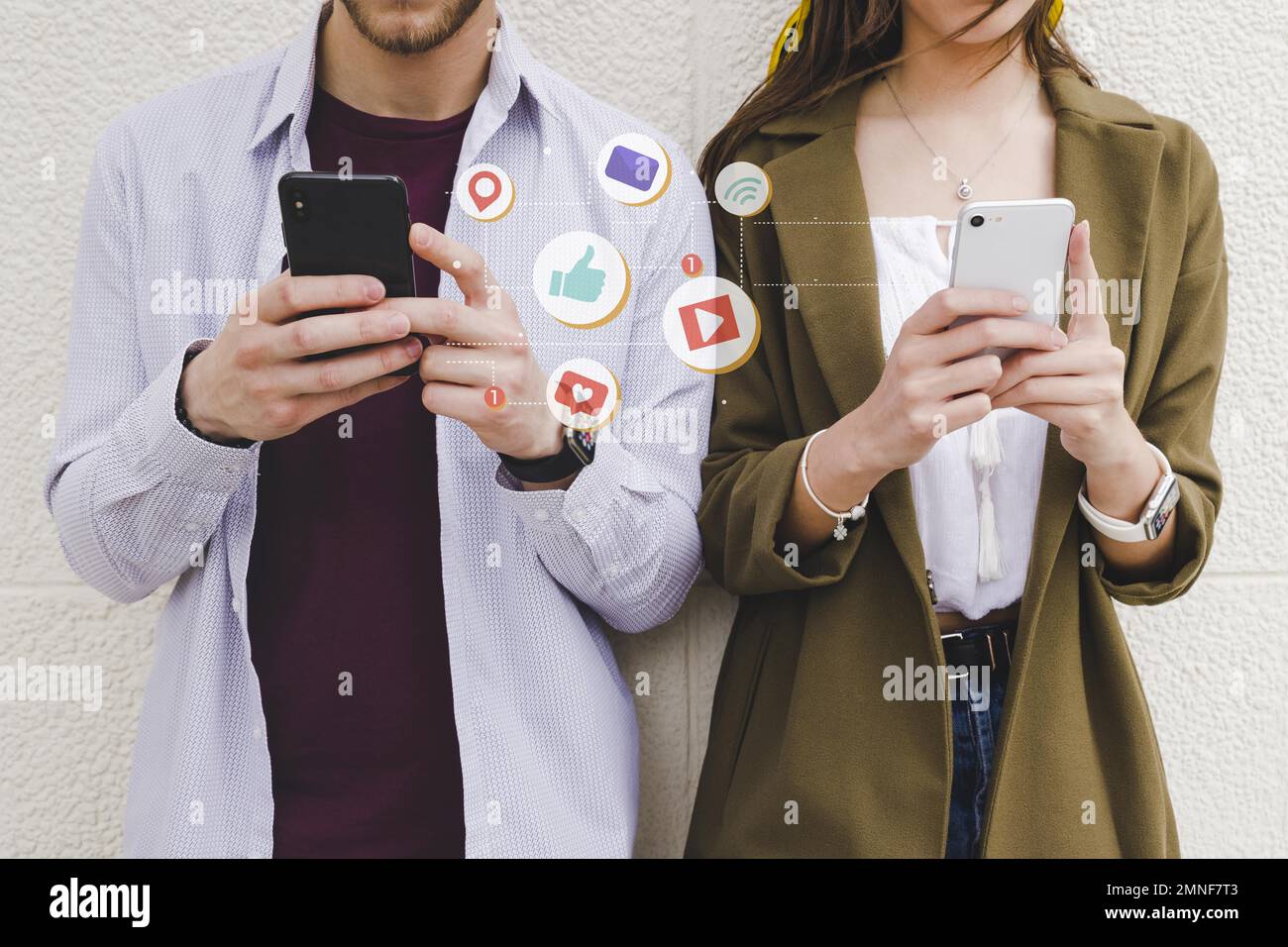 icone di notifica mobile uomo donna che utilizza il telefono cellulare. Risoluzione e foto di alta qualità Foto Stock