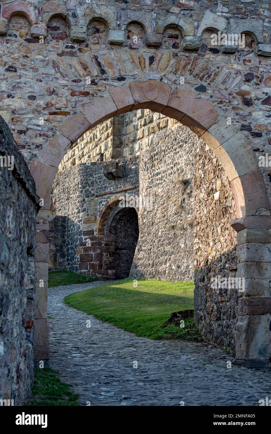 Porta centrale del bailey esterno, porta del castello sul retro, rovine del medievale Stauferburg Muenzenberg, anche Muenzenburg, Muenzenberg Foto Stock
