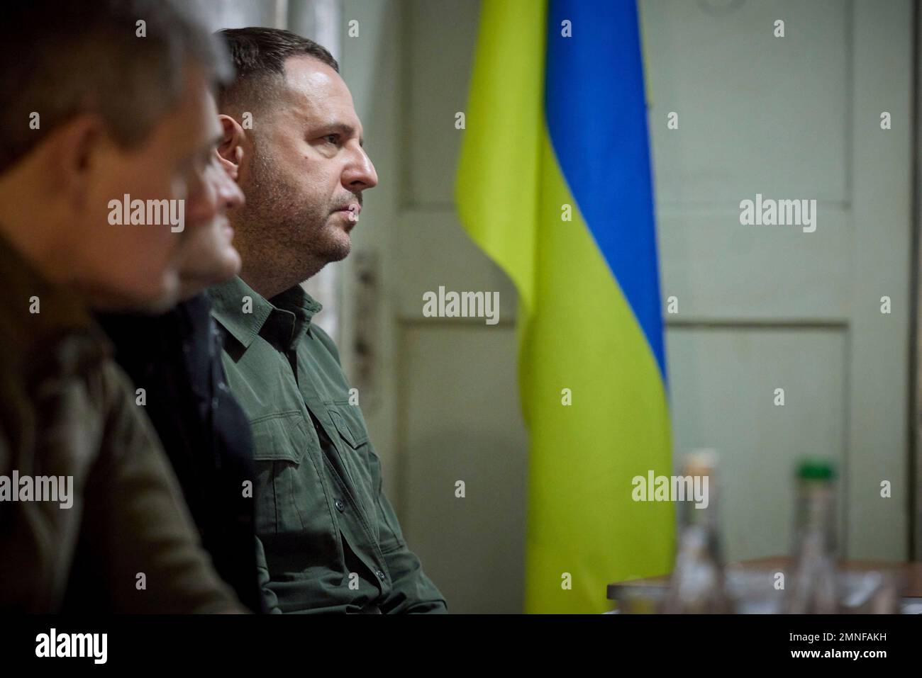 Mykolaiv, Ucraina. 30th Jan, 2023. Il capo dello staff presidenziale ucraino Andrii Yermak ascolta durante un briefing sulla situazione nella città del Mar Nero di Mykolaiv vicino ai frontline 30kms dalle truppe russe, 30 gennaio 2023 a Mykolaiv, Ucraina. Credit: Presidenza Ucraina/Ufficio stampa presidenziale Ucraina/Alamy Live News Foto Stock