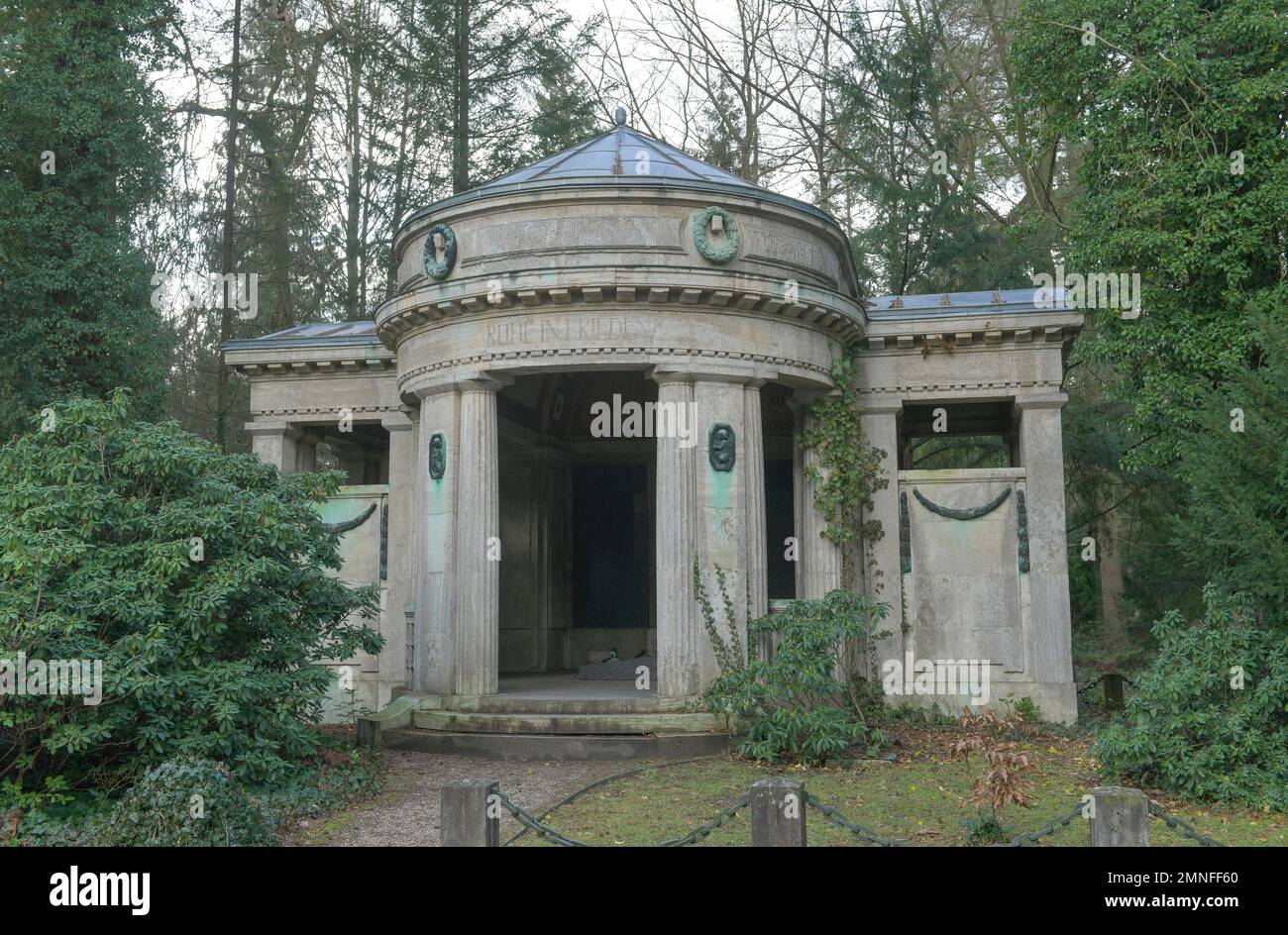Mausoleo, South West Churchyard, Bahnhofstrasse, Stahnsdorf, Brandeburgo, Germania Foto Stock