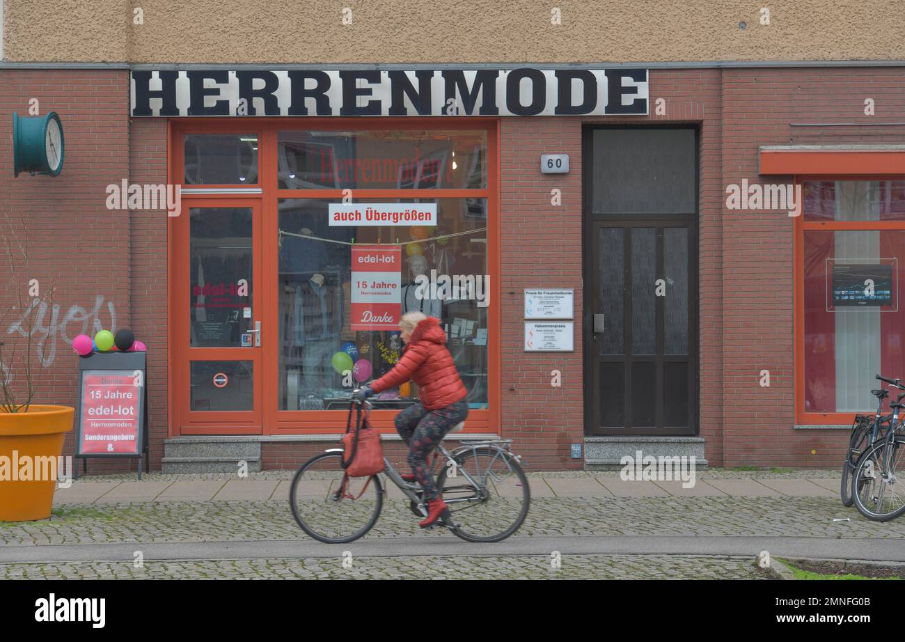 Scopri la moda maschile, Bernauer Strasse, Oranienburg, Oberhavel County, Brandeburgo, Germania Foto Stock