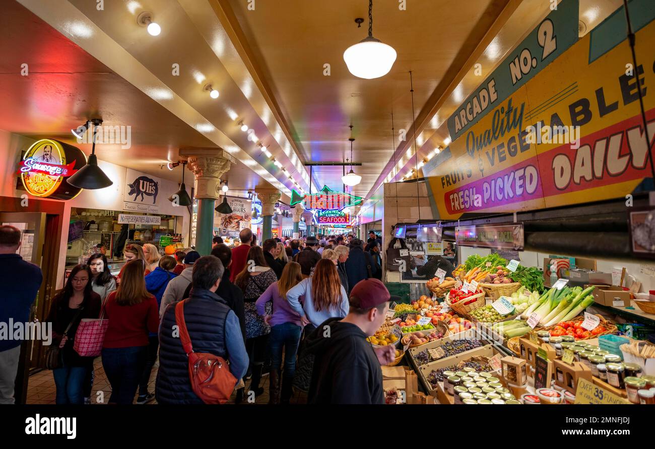 Persone in una sala del mercato, bancarella che vende ortaggi, mercato pubblico, mercato agricolo, mercato Pike Place, Seattle, Washington, Stati Uniti Foto Stock