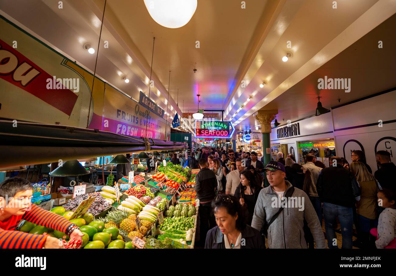 Persone in una sala del mercato, bancarella che vende ortaggi, mercato pubblico, mercato agricolo, mercato Pike Place, Seattle, Washington, Stati Uniti Foto Stock