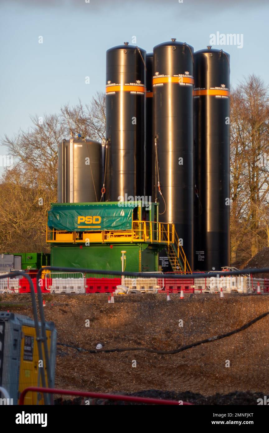 Wendover, Buckinghamshire, Regno Unito. 30th gennaio 2023. Silos sul composto HS2 per il Viadotto piccolo Dean lungo il A413 a sud di Wendover. Il Viadotto piccolo del Dean, una volta costruito, prenderà i treni ad alta velocità 2 attraverso la A413, la linea ferroviaria di Chilterns e la corsia piccola del Dean. HS2 hanno abbattuto un numero enorme di alberi vicino alla A413 così come demolendo la casa colonica e gli edifici di fattoria a Road Barn Farm. Credit: Maureen McLean/Alamy Live News Foto Stock