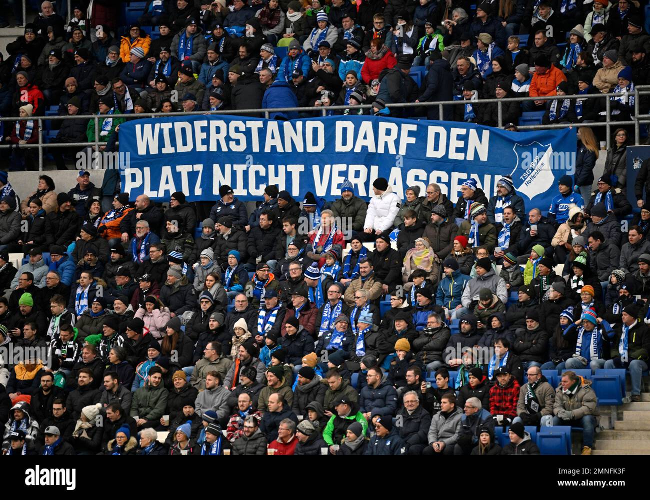 Banner commemorativo della resistenza contro il regime nazista nel terzo Reich, WIDERSTAND DARF DEN PLATZ NICHT VERLASSEN, PreZero Arena, Sinsheim Foto Stock