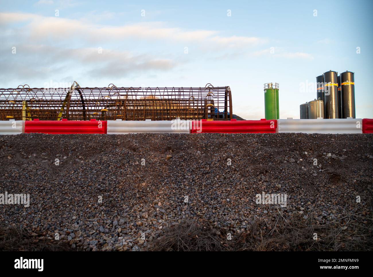 Wendover, Buckinghamshire, Regno Unito. 30th gennaio 2023. HS2 lavori di costruzione per il Viadotto piccolo Dean lungo la A413 a sud di Wendover. Il Viadotto piccolo del Dean, una volta costruito, prenderà i treni ad alta velocità 2 attraverso la A413, la linea ferroviaria di Chilterns e la corsia piccola del Dean. HS2 hanno abbattuto un numero enorme di alberi vicino alla A413 così come demolendo la casa colonica e gli edifici di fattoria a Road Barn Farm. Credit: Maureen McLean/Alamy Live News Foto Stock