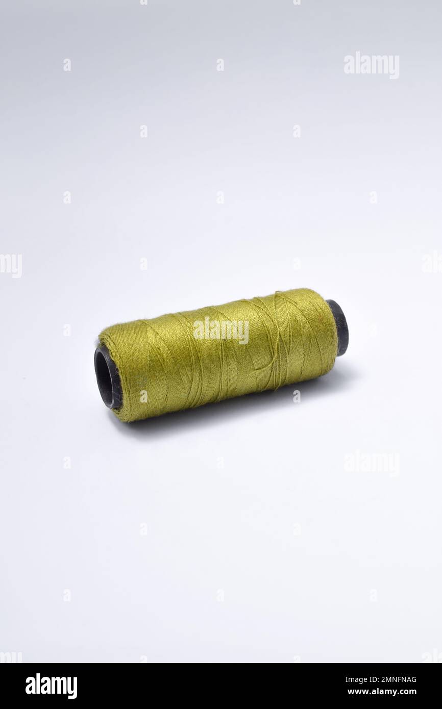 spool verde di filo isolato su sfondo bianco Foto Stock