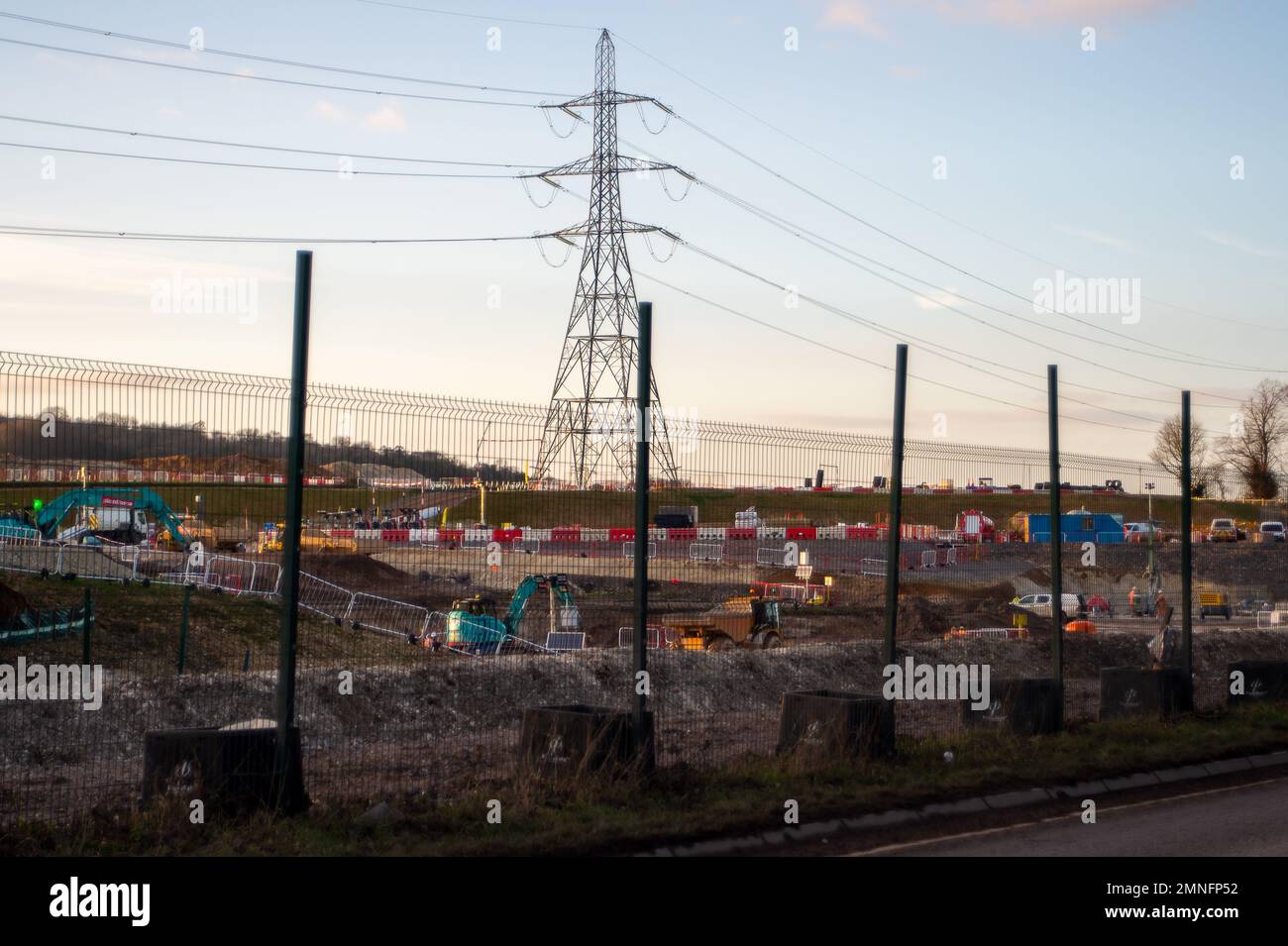 Wendover, Buckinghamshire, Regno Unito. 30th gennaio 2023. HS2 lavori di costruzione per il Viadotto piccolo Dean lungo la A413 a sud di Wendover. Il Viadotto piccolo del Dean, una volta costruito, prenderà i treni ad alta velocità 2 attraverso la A413, la linea ferroviaria di Chilterns e la corsia piccola del Dean. HS2 hanno abbattuto un numero enorme di alberi vicino alla A413 così come demolendo la casa colonica e gli edifici di fattoria a Road Barn Farm. Credit: Maureen McLean/Alamy Live News Foto Stock