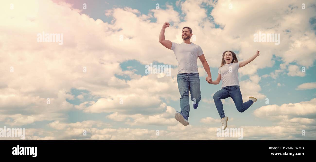 Padre e figlia saltano in cielo, bandiera con spazio copia. Felice padre e figlia saltano in cielo. Sostegno della famiglia Foto Stock