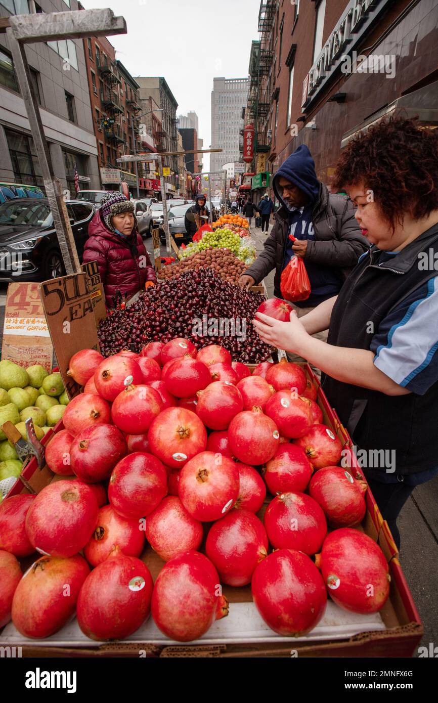 Shopping di verdure a Chinatown, New York, USA Foto Stock