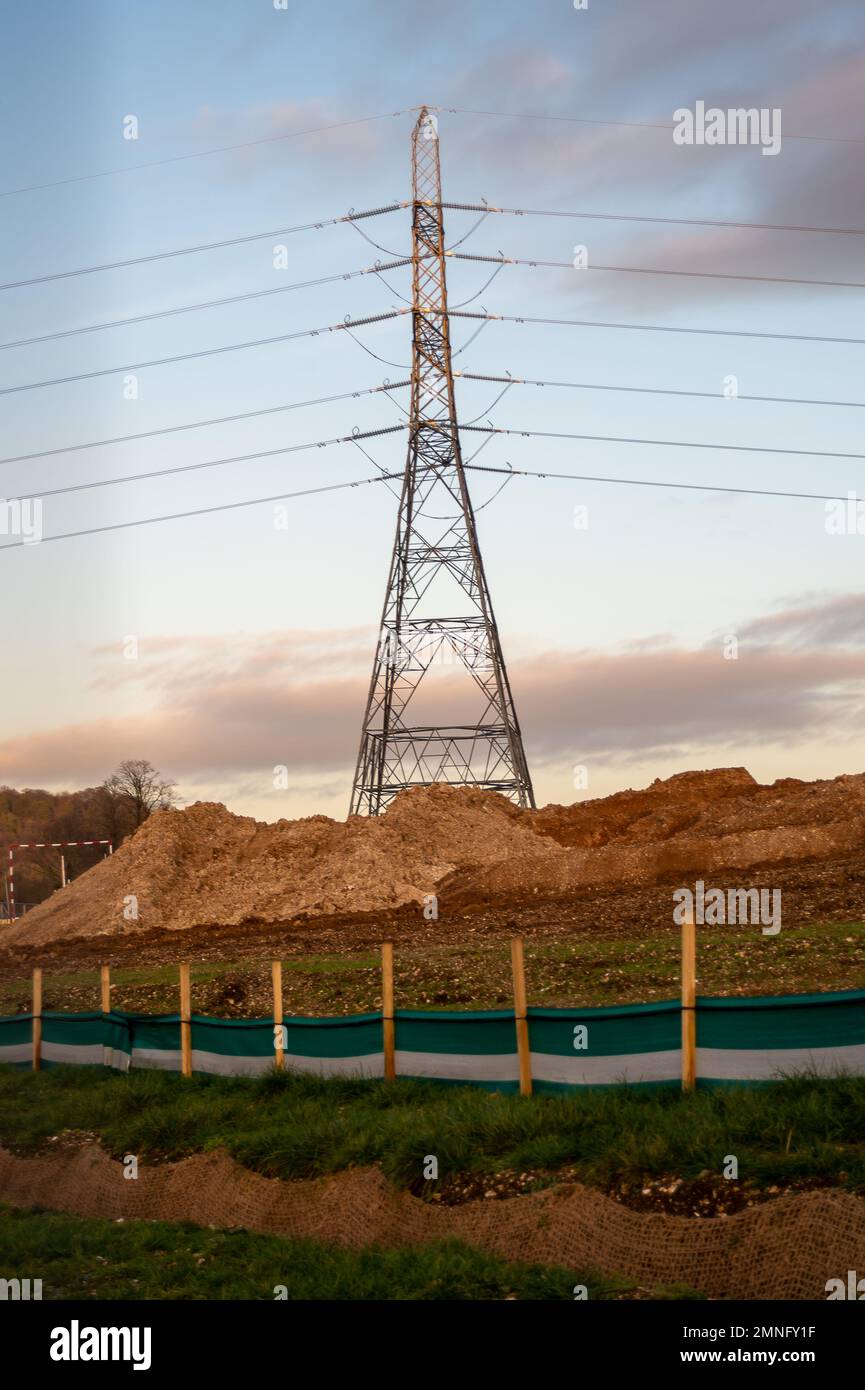 Wendover, Buckinghamshire, Regno Unito. 30th gennaio 2023. HS2 lavori di costruzione per il Viadotto piccolo Dean lungo la A413 a sud di Wendover. Il Viadotto piccolo del Dean, una volta costruito, prenderà i treni ad alta velocità 2 attraverso la A413, la linea ferroviaria di Chilterns e la corsia piccola del Dean. HS2 hanno abbattuto un numero enorme di alberi vicino alla A413 così come demolendo la casa colonica e gli edifici di fattoria a Road Barn Farm. Credit: Maureen McLean/Alamy Live News Foto Stock