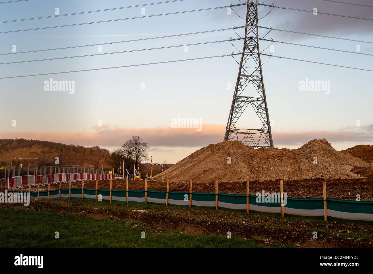 Wendover, Buckinghamshire, Regno Unito. 30th gennaio 2023. HS2 lavori di costruzione per il Viadotto piccolo Dean lungo la A413 a sud di Wendover. Il Viadotto piccolo del Dean, una volta costruito, prenderà i treni ad alta velocità 2 attraverso la A413, la linea ferroviaria di Chilterns e la corsia piccola del Dean. HS2 hanno abbattuto un numero enorme di alberi vicino alla A413 così come demolendo la casa colonica e gli edifici di fattoria a Road Barn Farm. Credit: Maureen McLean/Alamy Live News Foto Stock