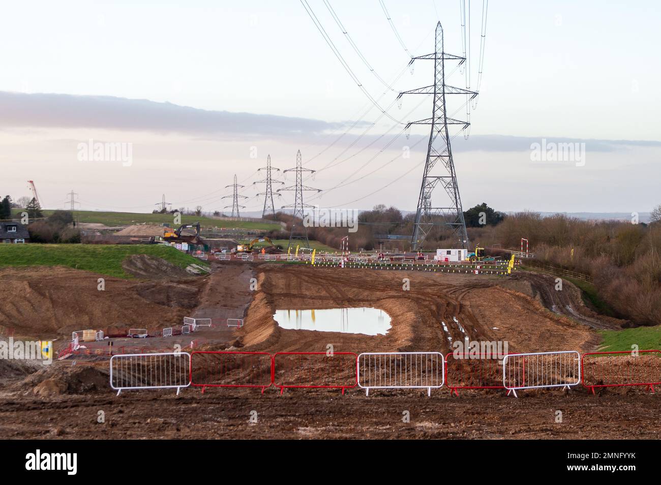 Wendover, Buckinghamshire, Regno Unito. 30th gennaio 2023. HS2 lavori di costruzione per il Viadotto piccolo Dean lungo la A413 a sud di Wendover. Il Viadotto piccolo del Dean, una volta costruito, prenderà i treni ad alta velocità 2 attraverso la A413, la linea ferroviaria di Chilterns e la corsia piccola del Dean. HS2 hanno abbattuto un numero enorme di alberi vicino alla A413 così come demolendo la casa colonica e gli edifici di fattoria a Road Barn Farm. Credit: Maureen McLean/Alamy Live News Foto Stock