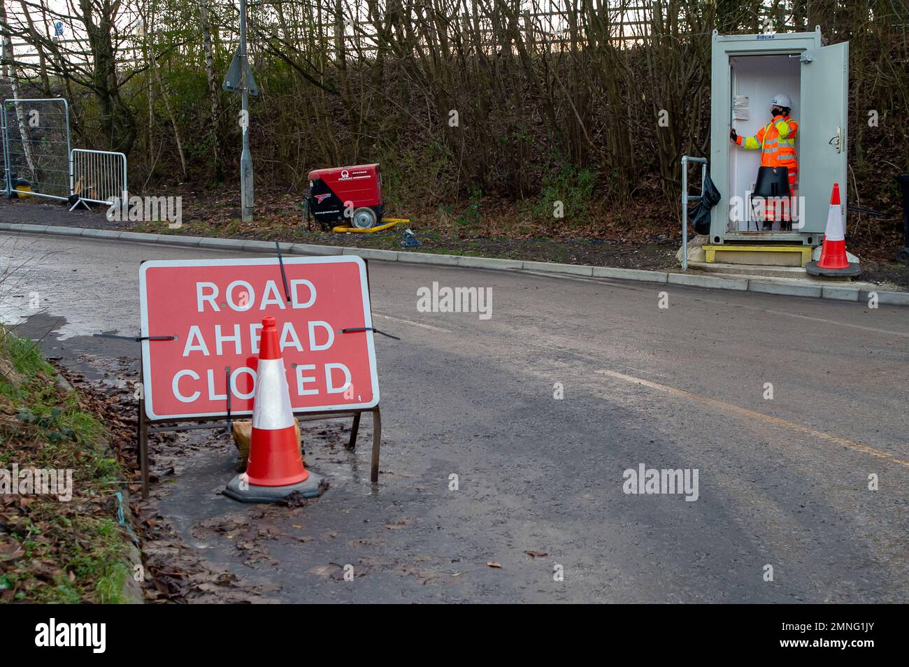 Wendover, Buckinghamshire, Regno Unito. 30th gennaio 2023. Small Dean Lane rimane chiusa a causa di HS2 lavori. HS2 lavori di costruzione per il Viadotto piccolo Dean lungo la A413 a sud di Wendover. Il Viadotto piccolo del Dean, una volta costruito, prenderà i treni ad alta velocità 2 attraverso la A413, la linea ferroviaria di Chilterns e la corsia piccola del Dean. HS2 hanno abbattuto un numero enorme di alberi vicino alla A413 così come demolendo la casa colonica e gli edifici di fattoria a Road Barn Farm. Credit: Maureen McLean/Alamy Live News Foto Stock