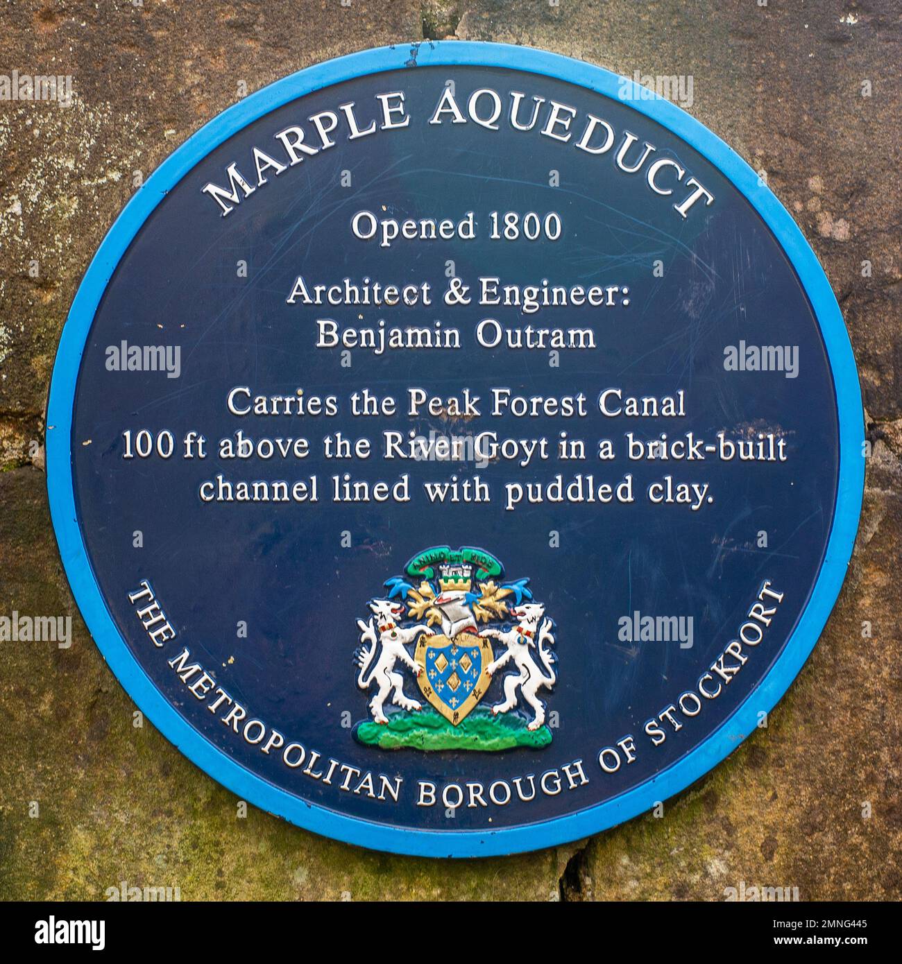 La targa d'Aquaduct Marple, che ne mostra l'apertura nel 1800, è la più alta della Gran Bretagna e porta il canale Peak Forest attraverso il fiume Goyt. II è stato progettato da Foto Stock