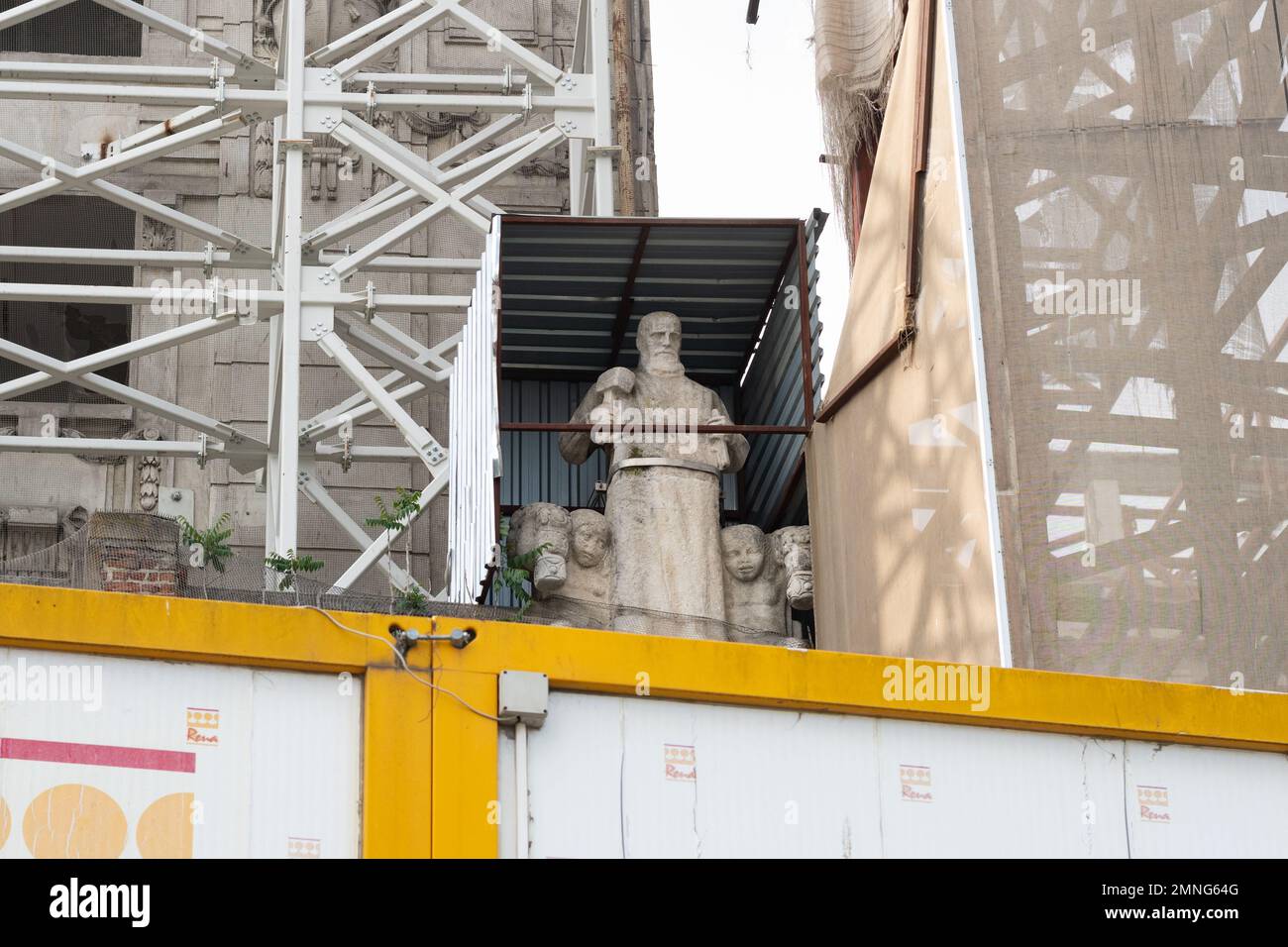 Karakoy Wharf Ziraat Bank edificio in fase di ristrutturazione - statua che rappresenta l'industria - Istanbul, Turchia Foto Stock