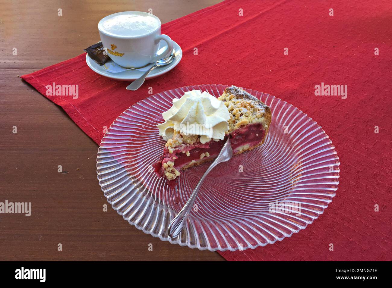 Cappuccino e torta alla ciliegia Foto Stock