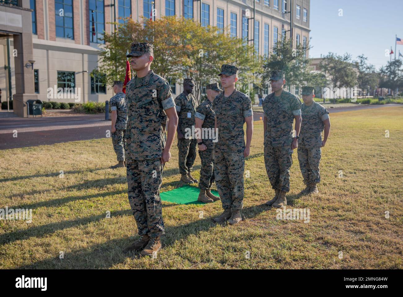 U.S. Marines with Headquarters Battalion Marine Forces Reserve marzo di fronte al comandante ufficiale durante una cerimonia di promozione e premiazione al Marine Corps Support Facility di New Orleans, 3 ottobre 2022. Tre marines sono stati promossi agli ufficiali non commissionati e una marina è stata insignita della Navy and Marine Corps Achievement Medal. Foto Stock