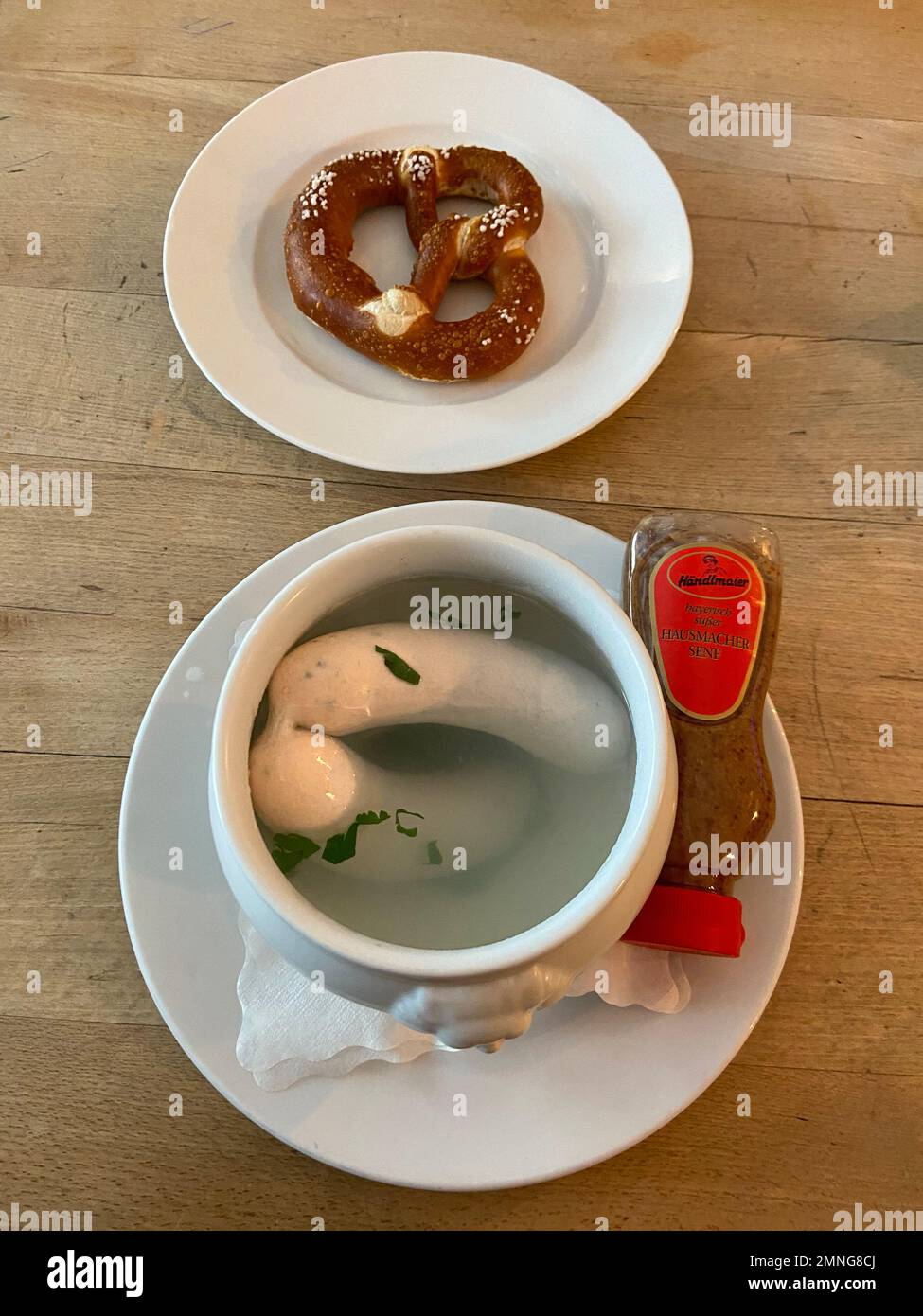 Weißwürste (letteralmente salsiccia bianca), un piatto tradizionale bavarese Foto Stock