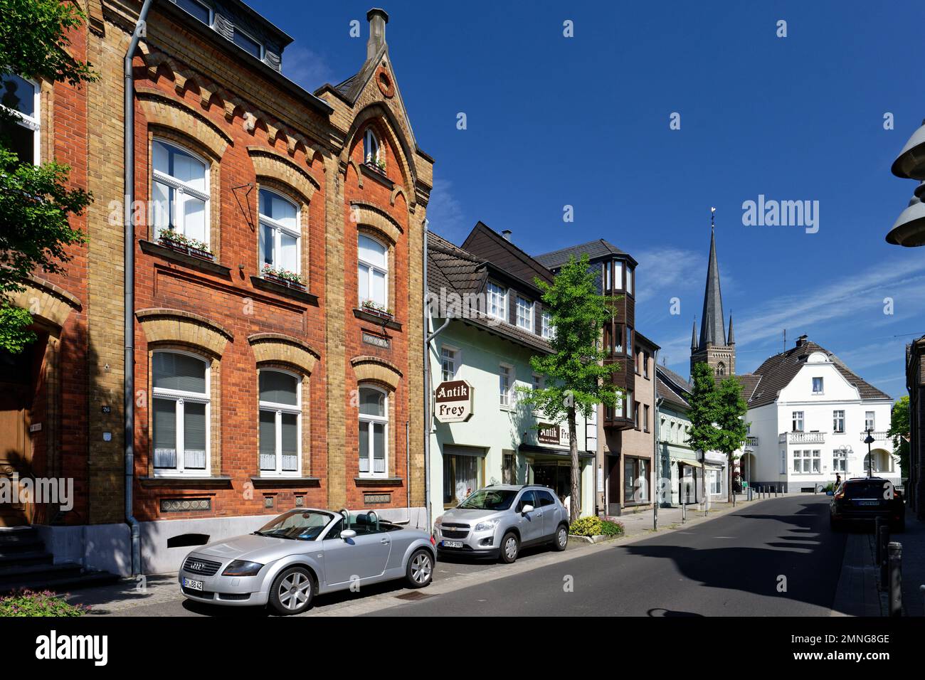 BEDBURG, Germania 11 2022 maggio: Strada principale della piccola città bedburg con la chiesa di san lambertus sullo sfondo Foto Stock