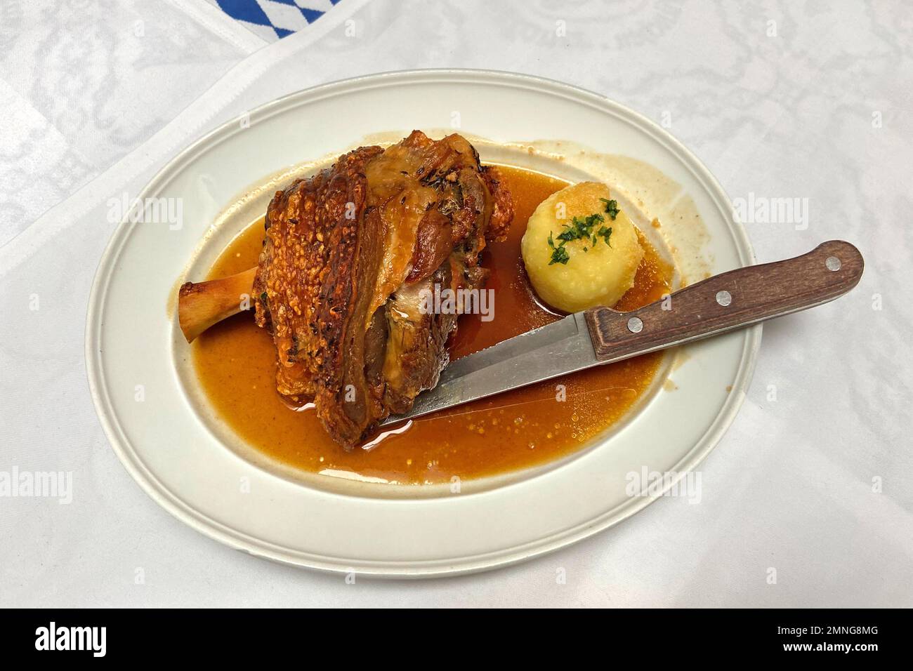 Schweinshaxe (cucina tedesca) è un prosciutto arrosto Foto Stock