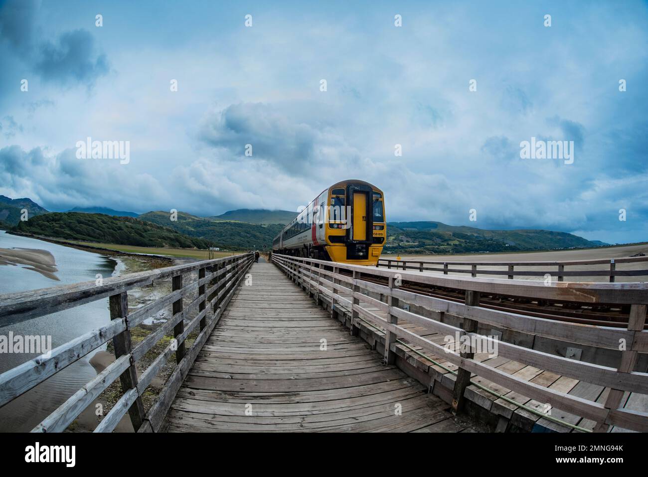 Ponte di Barmouth con un treno gallese che passa, Barmouth, Galles Foto Stock