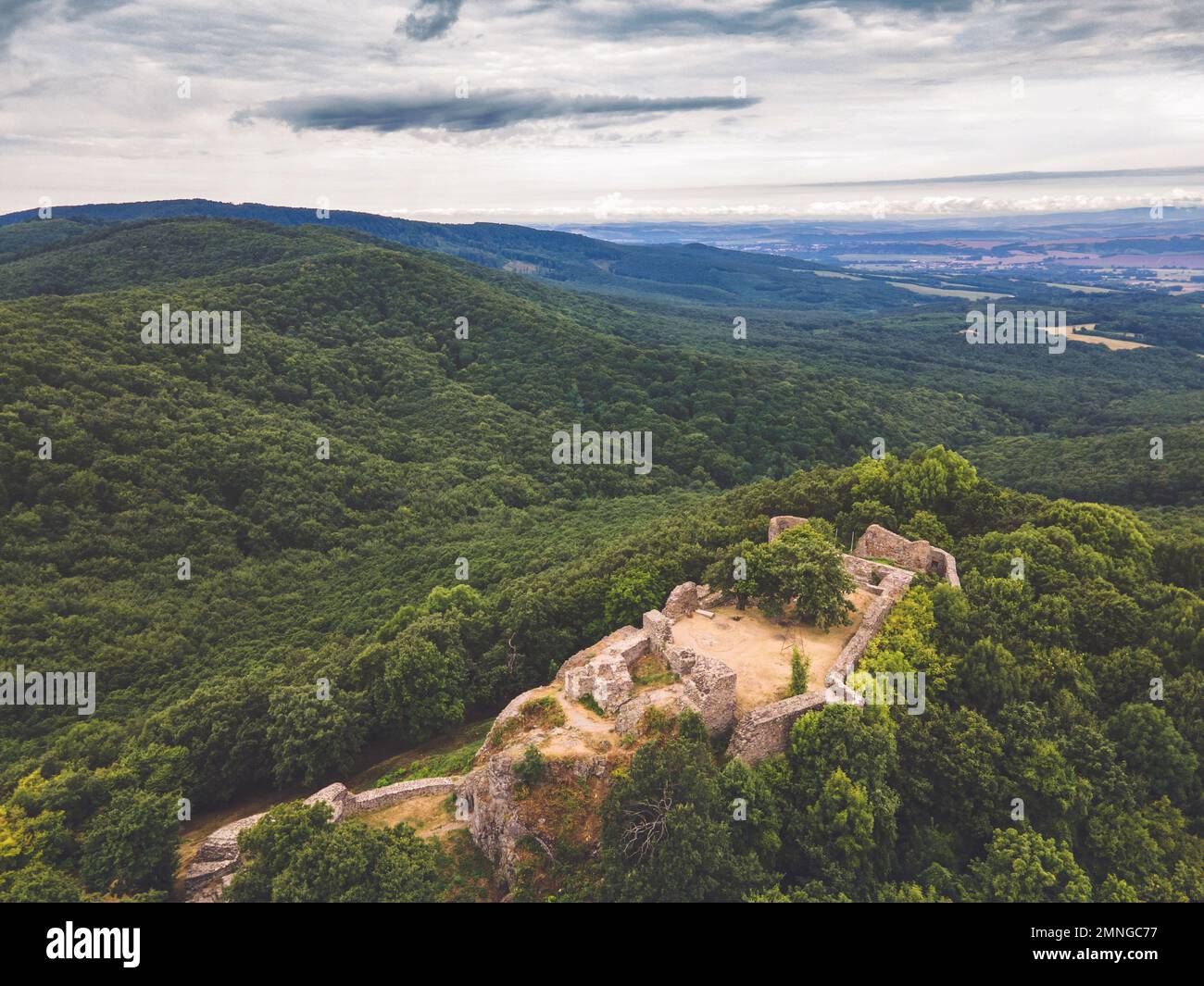 Veduta aerea del castello di Drégely in una mattinata estiva, su una delle cime rocciose vulcaniche dei monti Börzsöny, Drégelypalánk, Ungheria Foto Stock