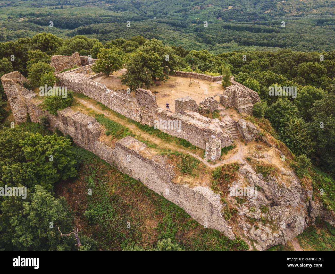 Veduta aerea del castello di Drégely in una mattinata estiva, su una delle cime rocciose vulcaniche dei monti Börzsöny, Drégelypalánk, Ungheria Foto Stock