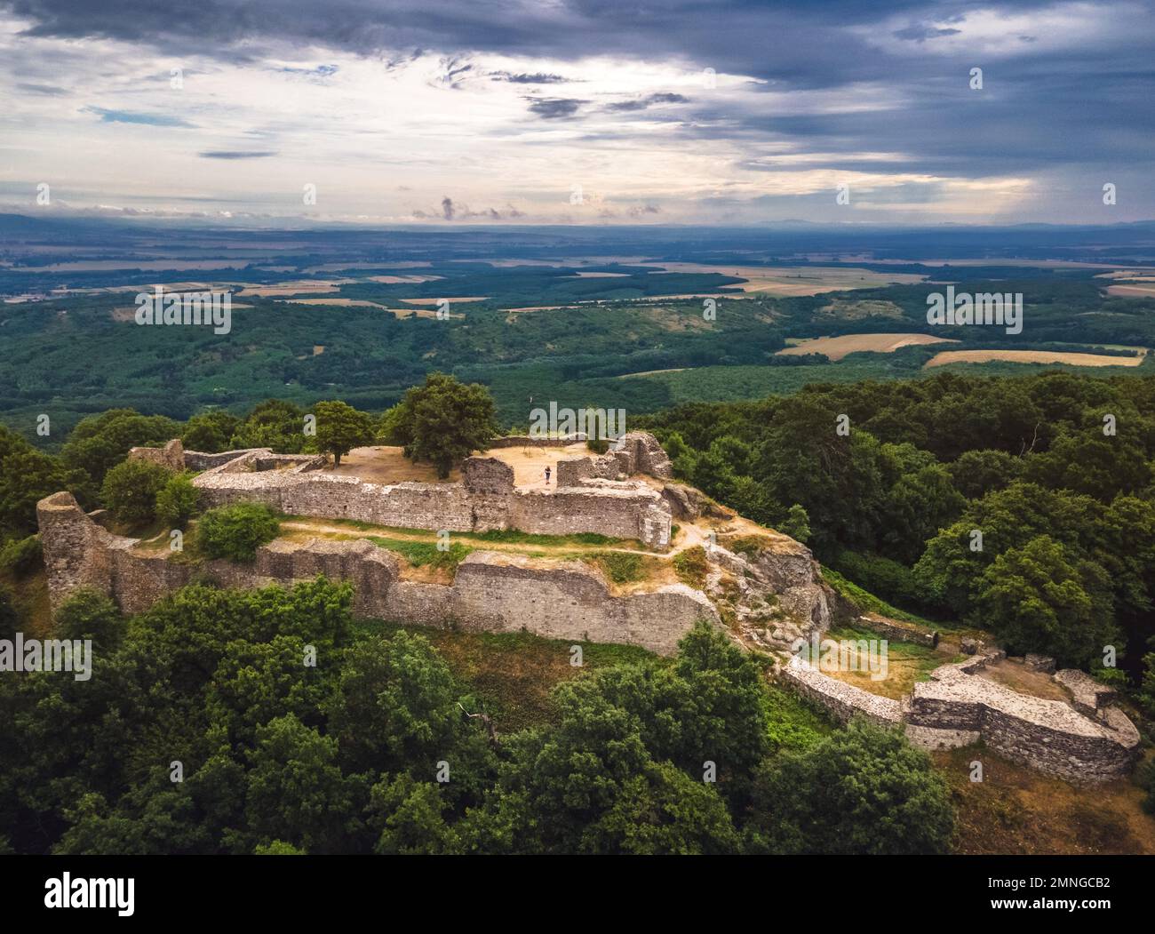 Veduta aerea del castello di Drégely in una mattinata estiva, su una delle cime rocciose vulcaniche dei monti Börzsöny, Drégelypalánk, Ungheria Foto Stock