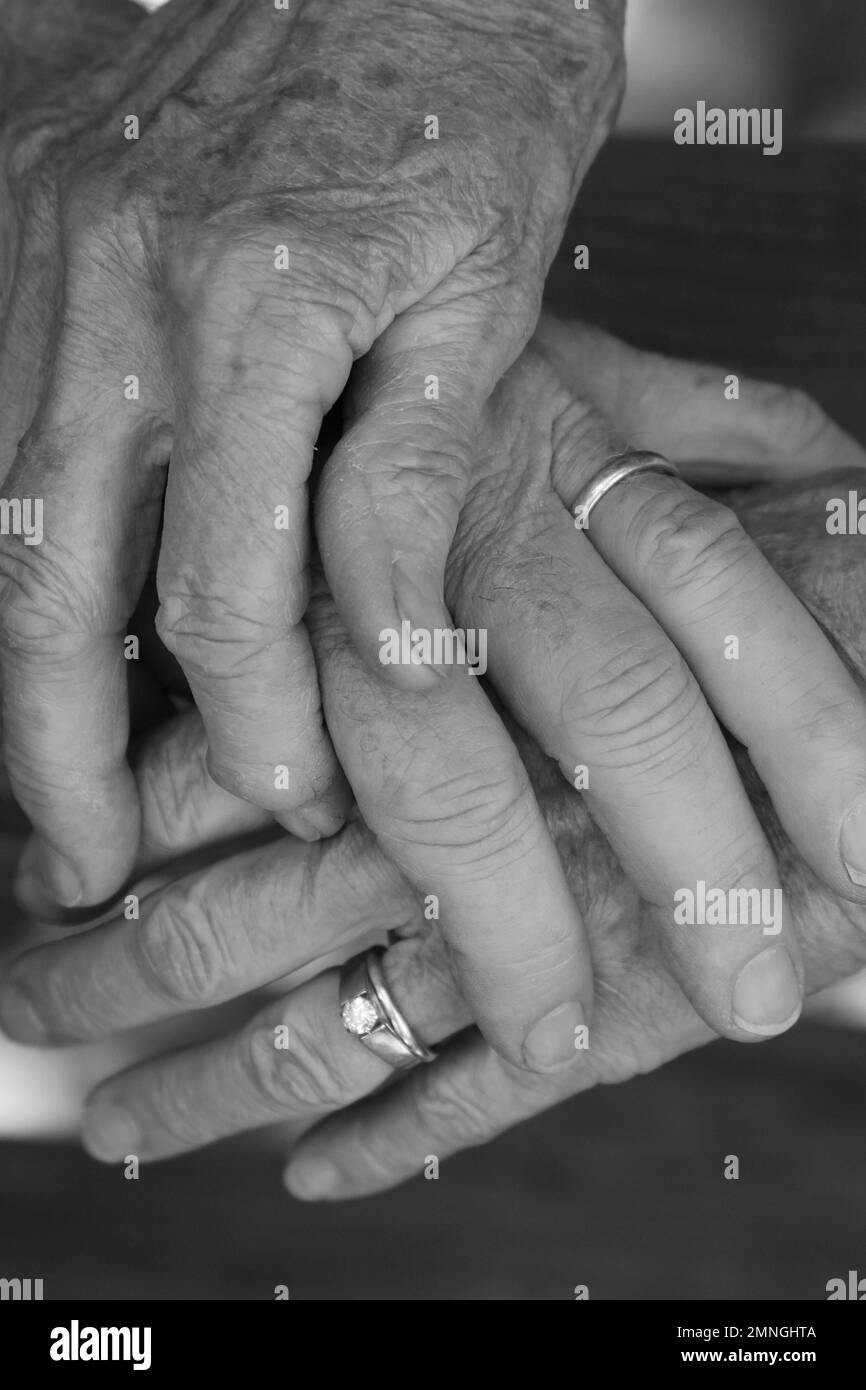 Primo piano di una coppia anziana che tiene le mani Foto Stock
