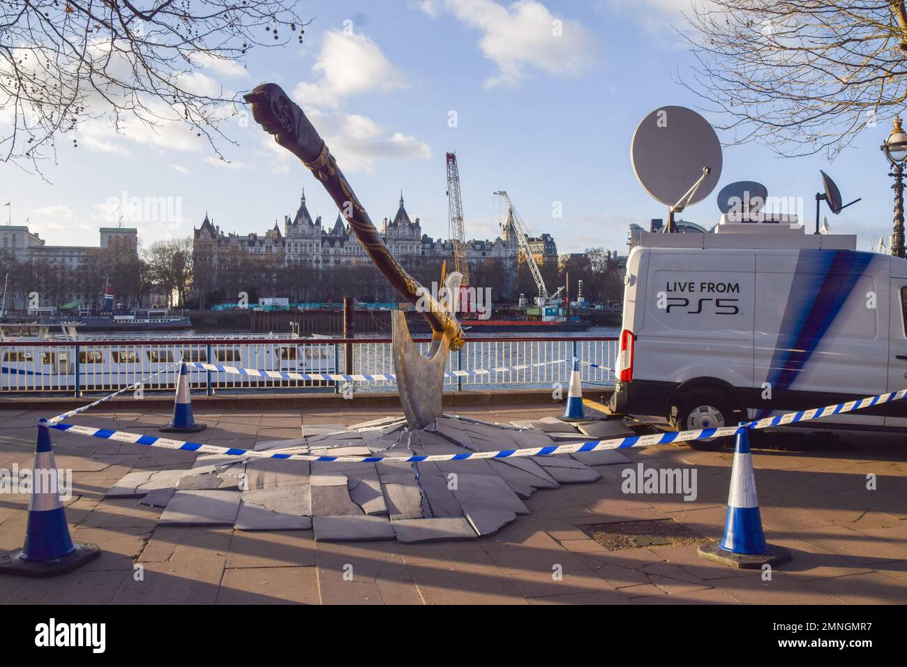 Londra, Regno Unito. 30th gennaio 2023. Una gigantesca ascia replica del  videogioco God of War è stata "incorporata" nel marciapiede di South Bank,  una stunt promozionale di PlayStation 5 e parte della