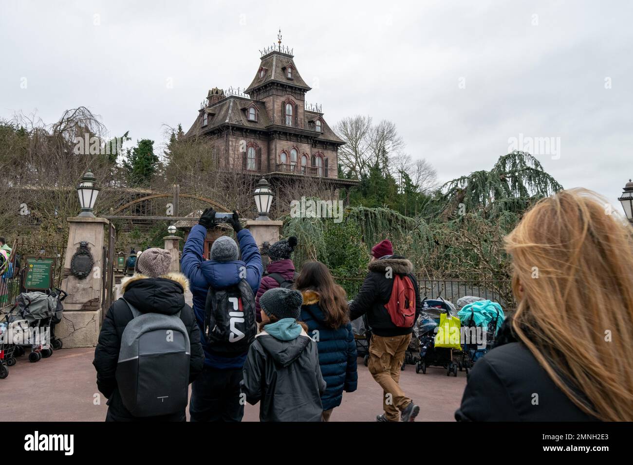 Persone a piedi al Phantom Manor Haunted House attrazione Disneyland Parigi in Francia. Attrazione Dark Ride in Frontierland al Parco Disneyland. Foto Stock