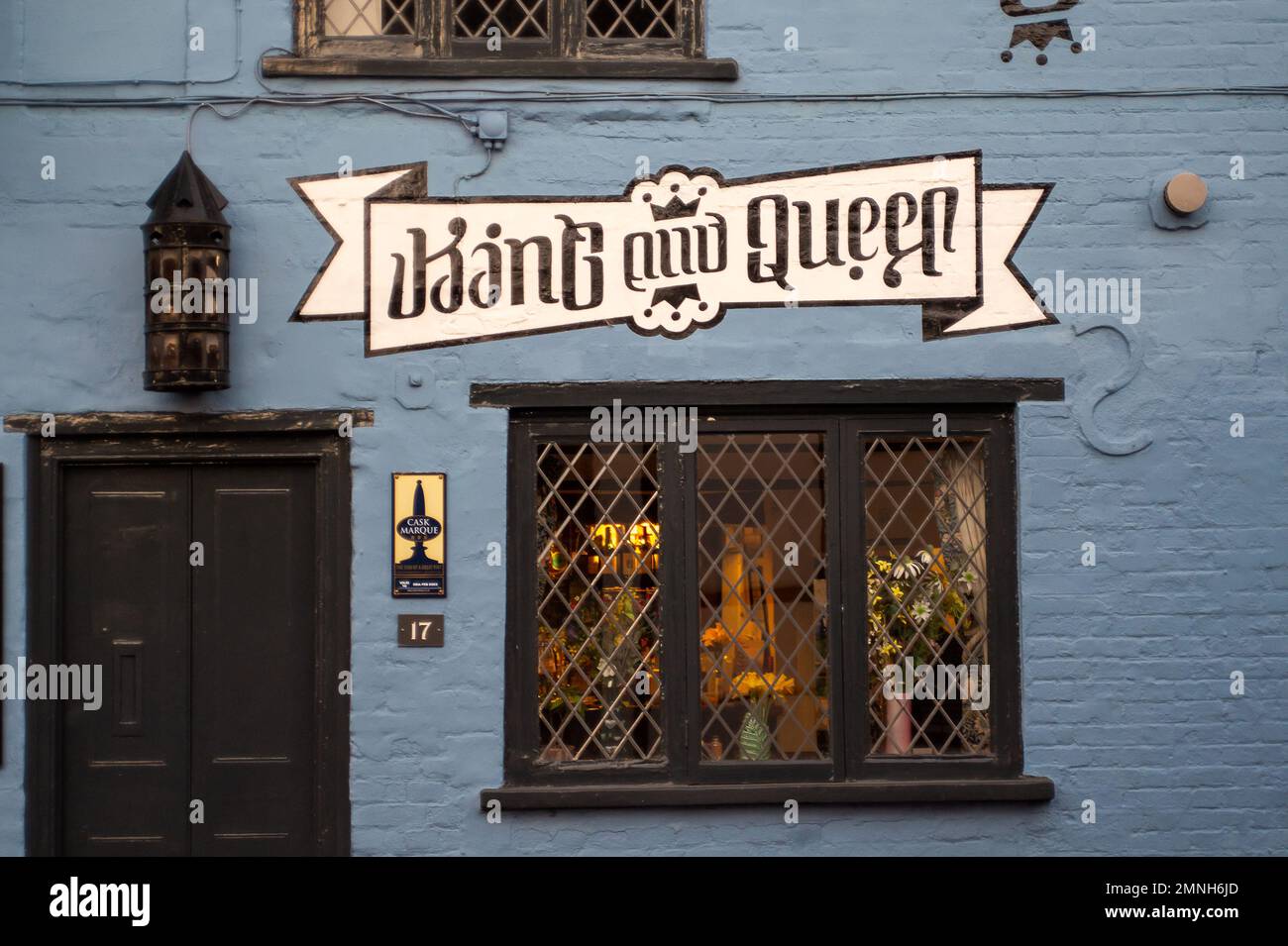 Wendover, Buckinghamshire, Regno Unito. 30th gennaio 2023. Il pub King and Queen a Wendover. È stato annunciato oggi che la retribuzione in più rapido aumento nel Regno Unito negli ultimi dieci anni è stata nel settore alberghiero, dove i dipendenti a tempo pieno hanno ricevuto un aumento medio settimanale del 53%. Credit: Maureen McLean/Alamy Live News Foto Stock