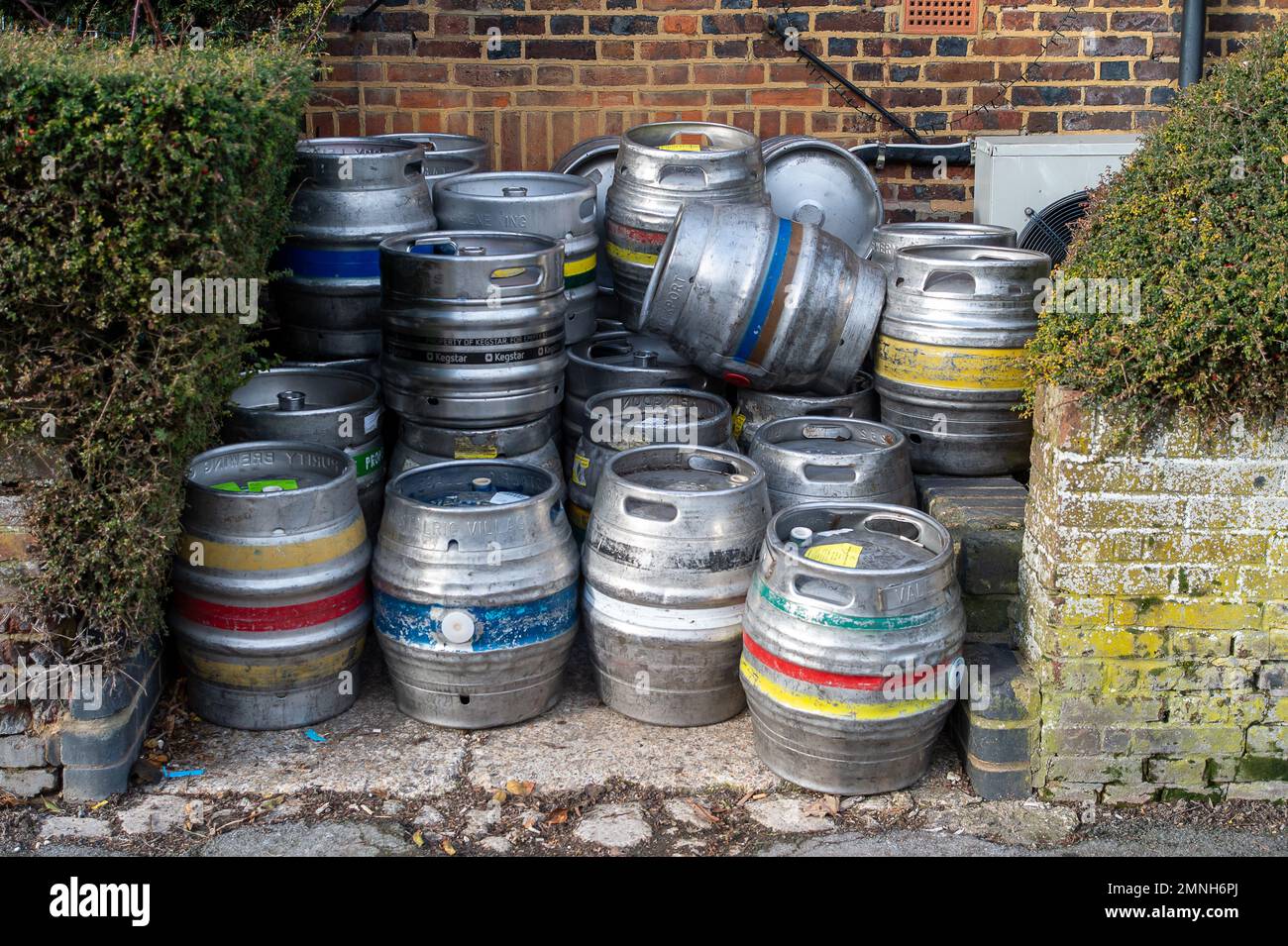 Wendover, Buckinghamshire, Regno Unito. 30th gennaio 2023. Botti di birra fuori un pub a Wendover. È stato annunciato oggi che la retribuzione in più rapido aumento nel Regno Unito negli ultimi dieci anni è stata nel settore alberghiero, dove i dipendenti a tempo pieno hanno ricevuto un aumento medio settimanale del 53%. Credit: Maureen McLean/Alamy Live News Foto Stock
