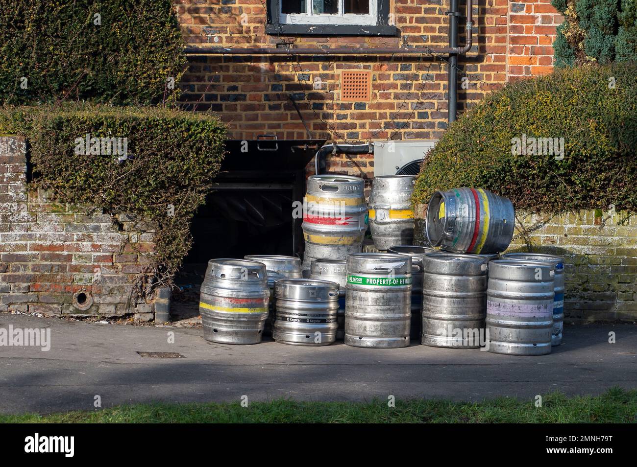 Wendover, Buckinghamshire, Regno Unito. 30th gennaio 2023. Botti di birra fuori un pub a Wendover. È stato annunciato oggi che la retribuzione in più rapido aumento nel Regno Unito negli ultimi dieci anni è stata nel settore alberghiero, dove i dipendenti a tempo pieno hanno ricevuto un aumento medio settimanale del 53%. Credit: Maureen McLean/Alamy Live News Foto Stock