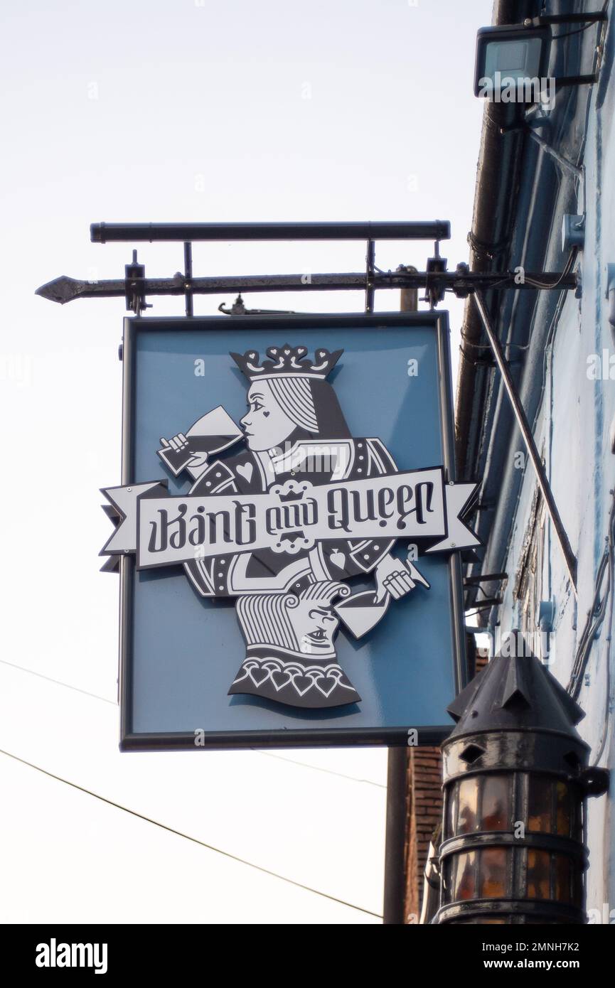 Wendover, Buckinghamshire, Regno Unito. 30th gennaio 2023. Il pub King and Queen a Wendover. È stato annunciato oggi che la retribuzione in più rapido aumento nel Regno Unito negli ultimi dieci anni è stata nel settore alberghiero, dove i dipendenti a tempo pieno hanno ricevuto un aumento medio settimanale del 53%. Credit: Maureen McLean/Alamy Live News Foto Stock