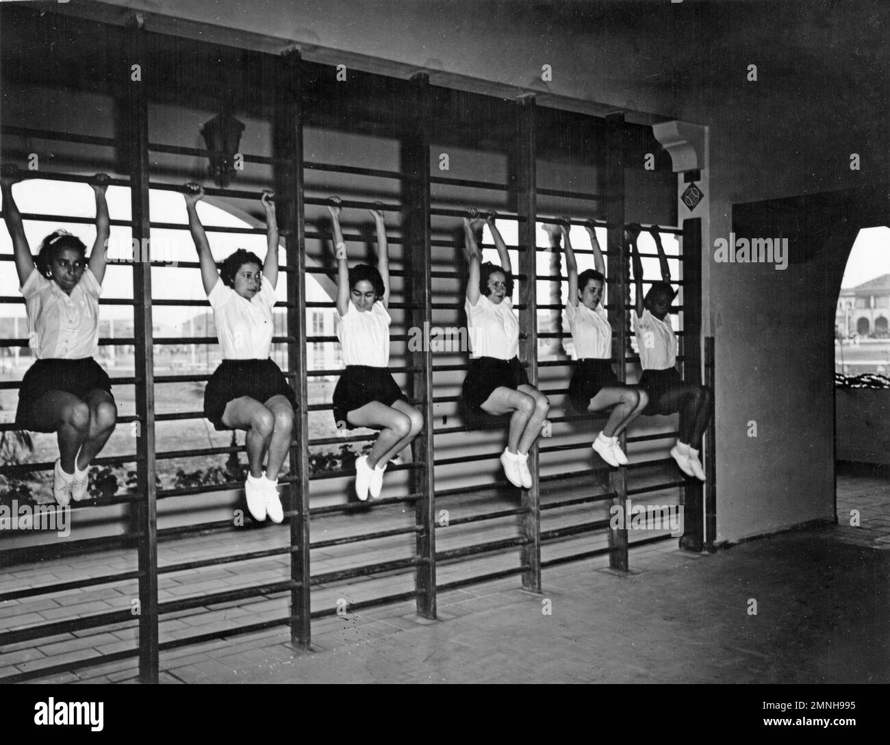 Brasiliano infermiere evacuazione aria Keeping Fit- questo corso è stato inaugurato nel mese di settembre da due Stati Uniti Infermieri della Marina a Rio de Janeiro ca. 1944 Foto Stock